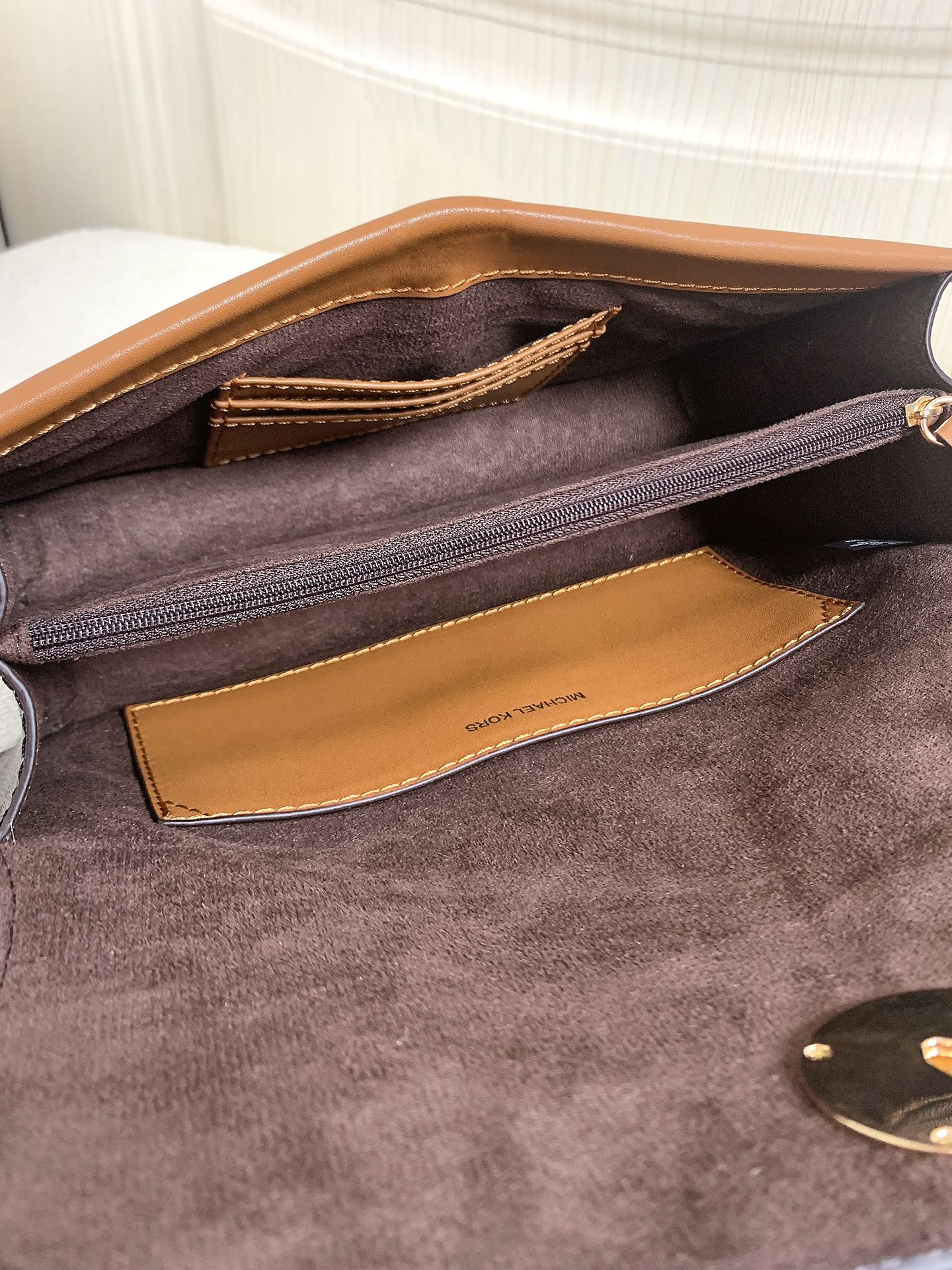 Michael Kors ～此款Greenwich 中号老花单肩包，包身采用啡色品牌