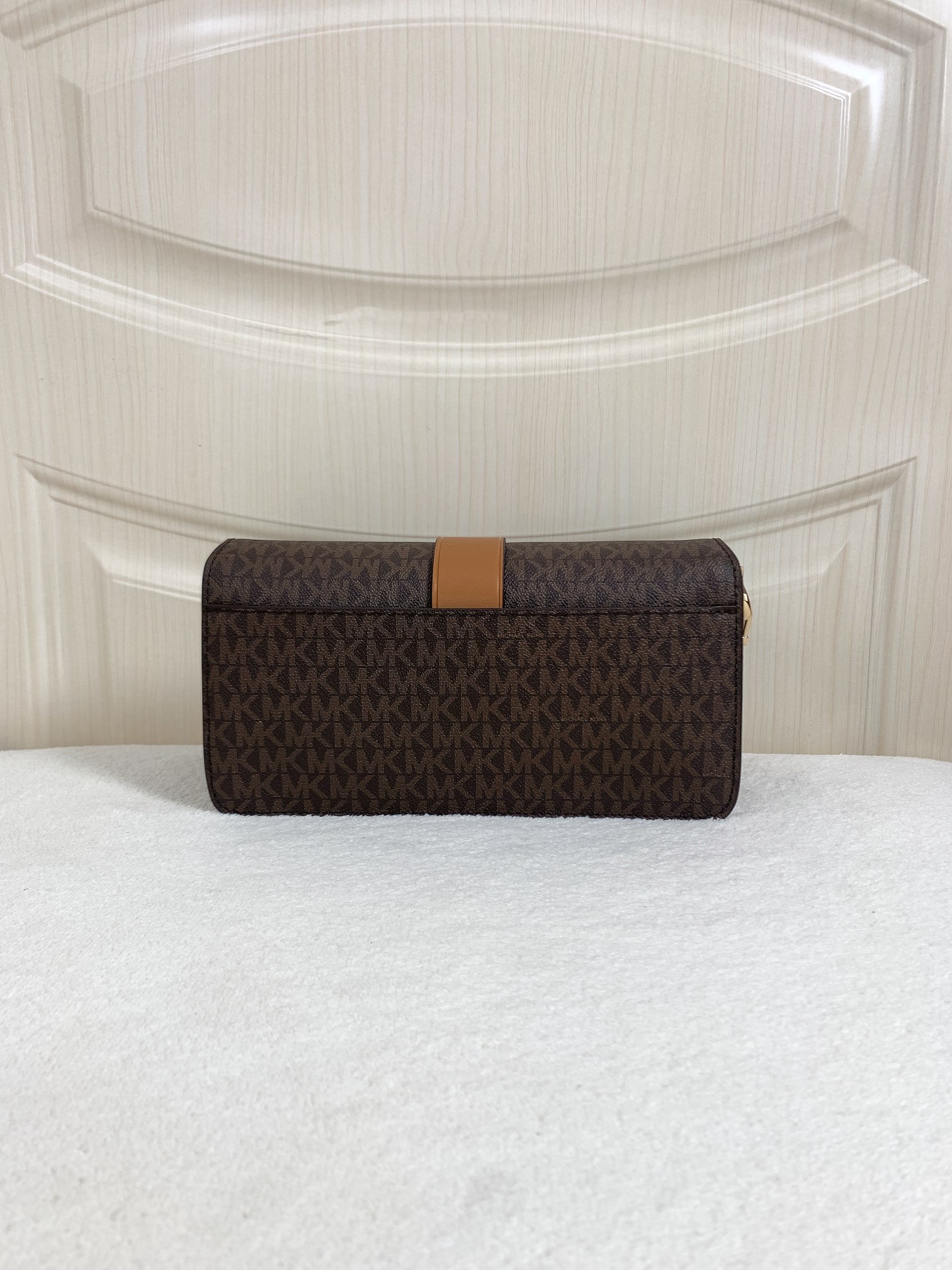 Michael Kors ～此款Greenwich 中号老花单肩包，包身采用啡色品牌