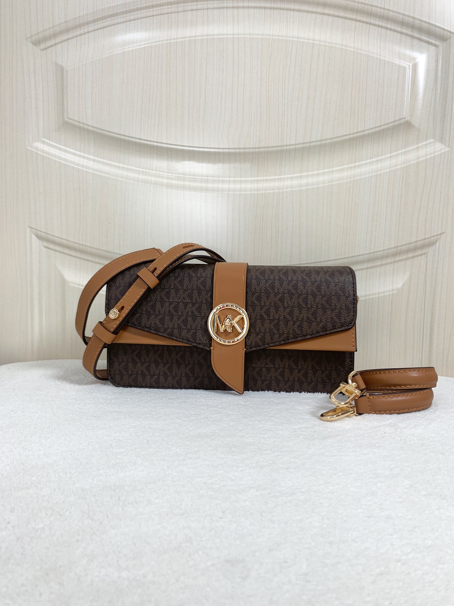 Michael Kors ～此款Greenwich 中号老花单肩包，包身采用啡色品牌