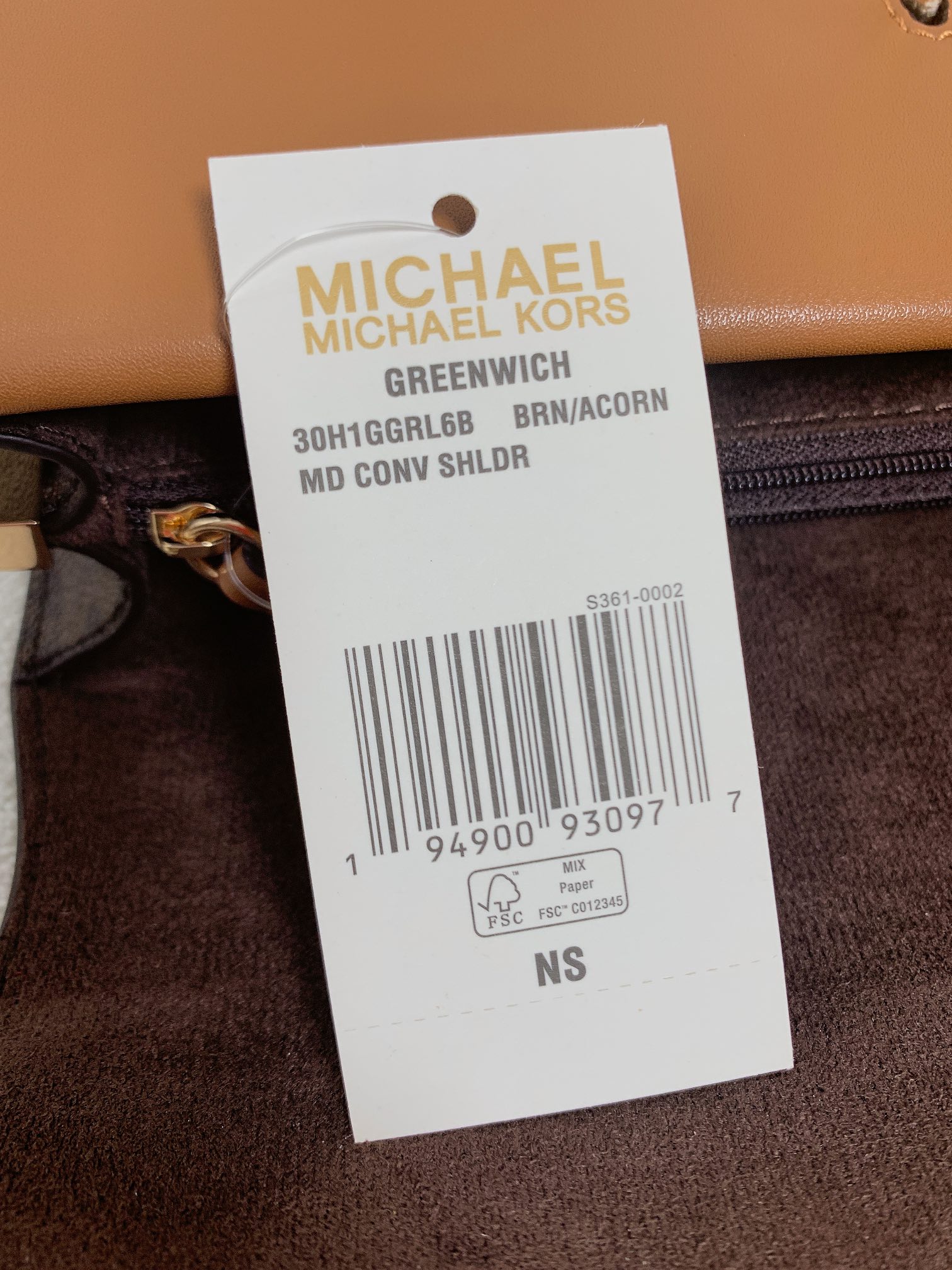 Michael Kors ～此款Greenwich 中号老花单肩包，包身采用啡色品牌