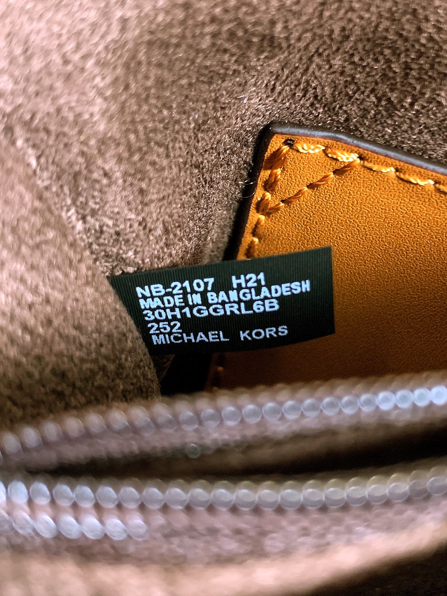Michael Kors ～此款Greenwich 中号老花单肩包，包身采用啡色品牌