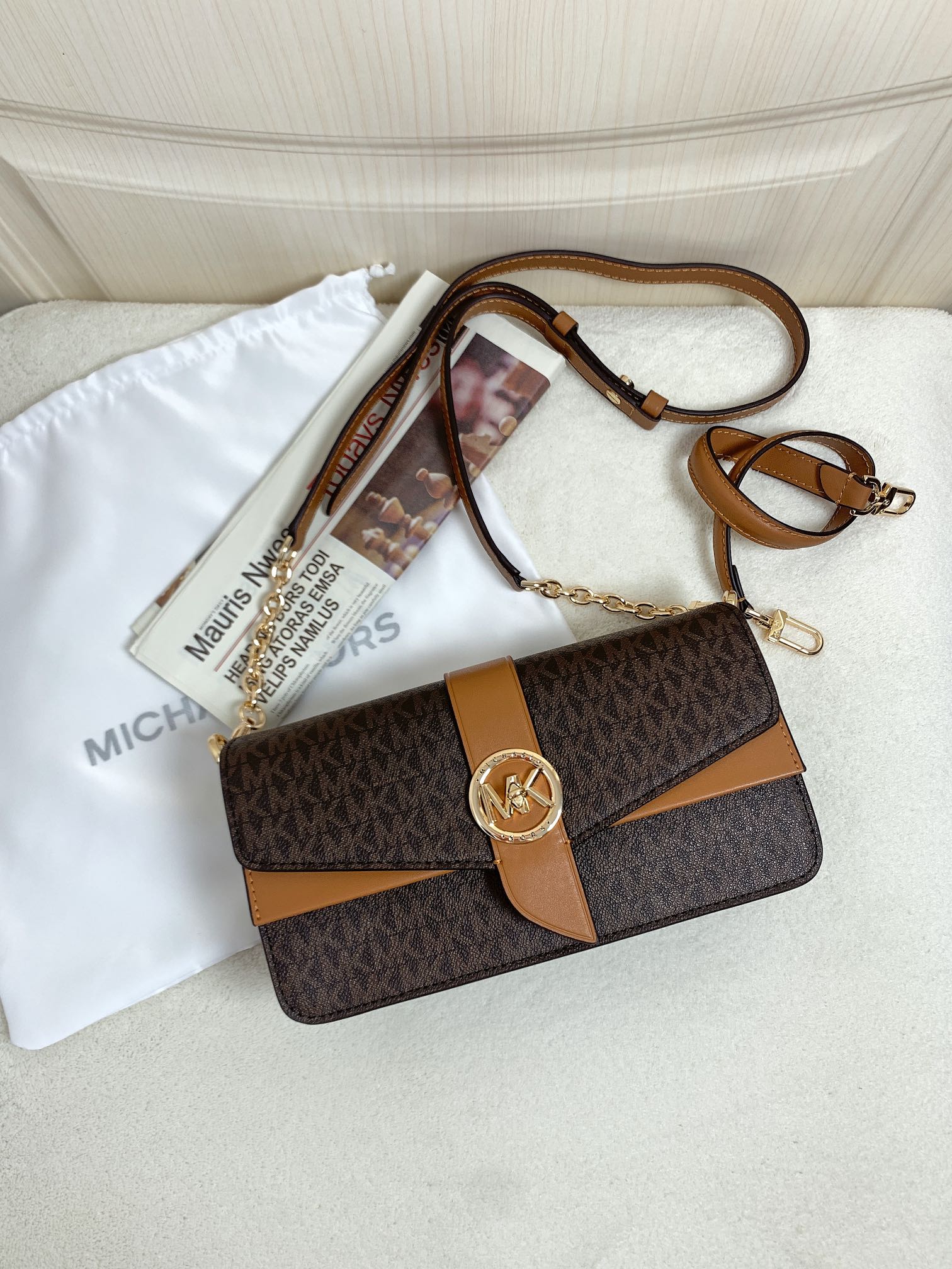 Michael Kors ～此款Greenwich 中号老花单肩包，包身采用啡色品牌