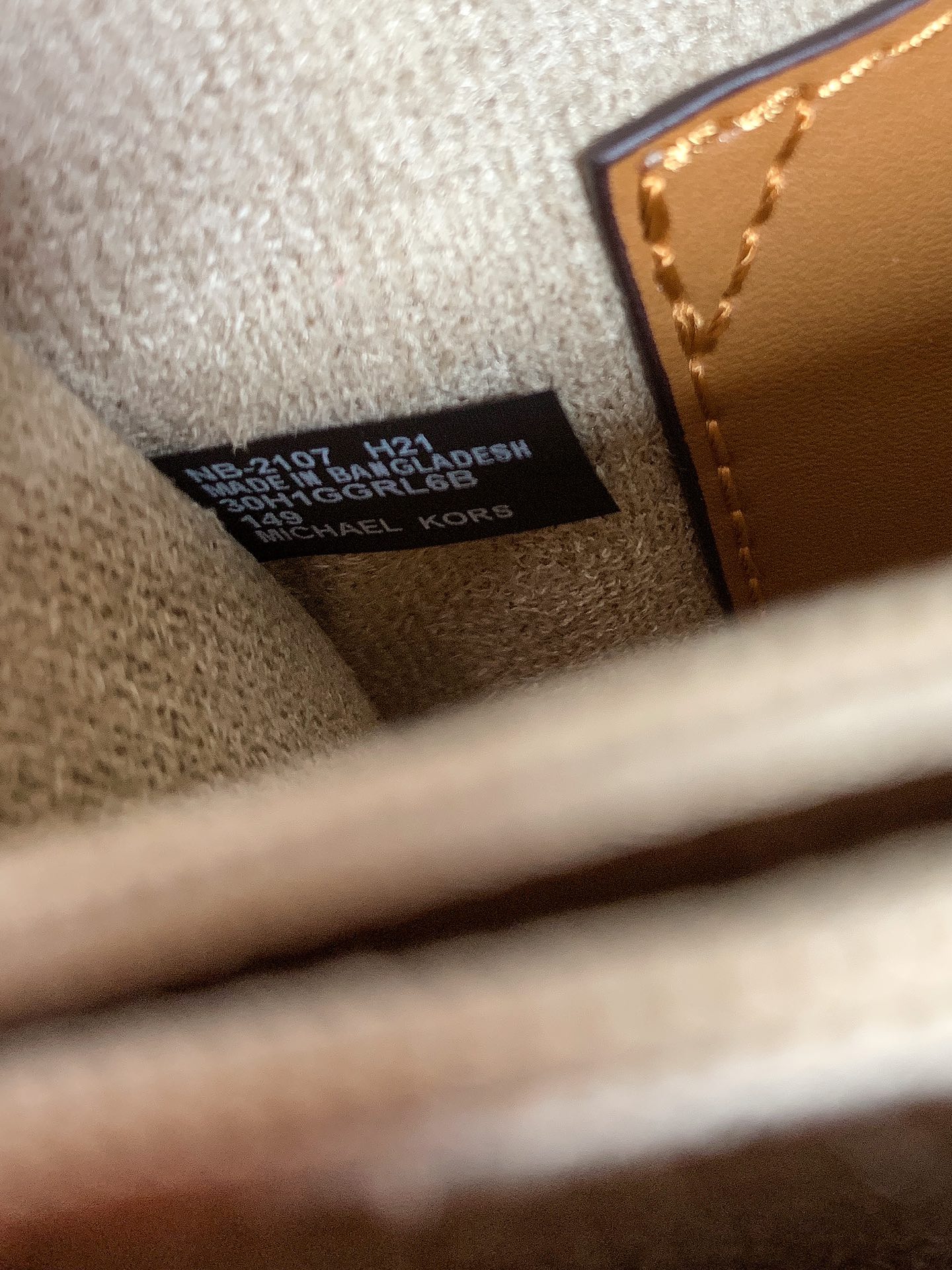 Michael Kors ～此款Greenwich 中号老花单肩包，包身采用白色品牌