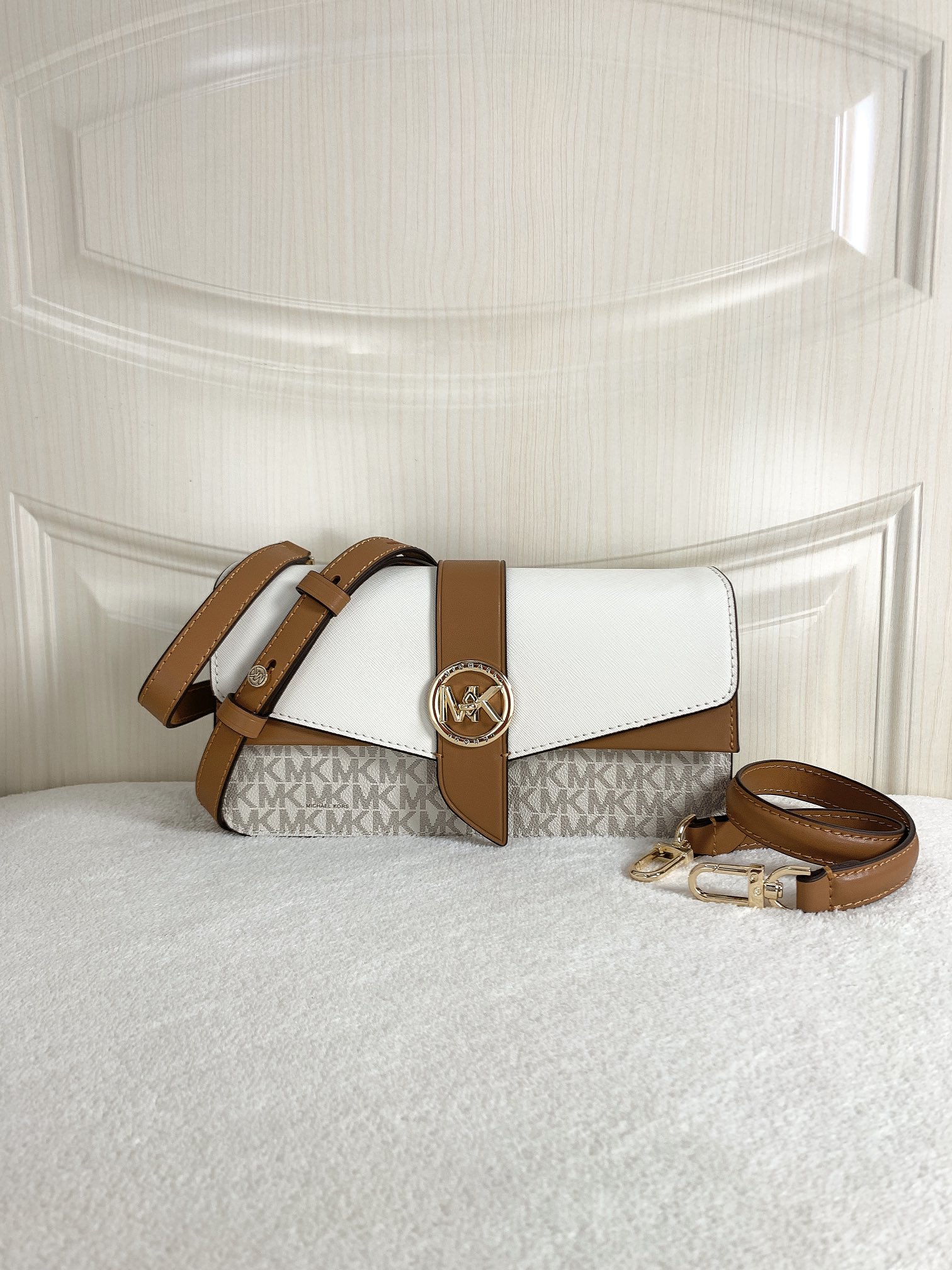 Michael Kors ～此款Greenwich 中号老花单肩包，包身采用白色品牌