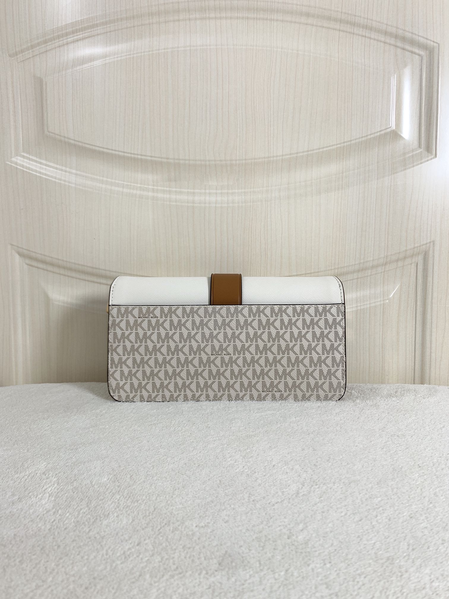 Michael Kors ～此款Greenwich 中号老花单肩包，包身采用白色品牌