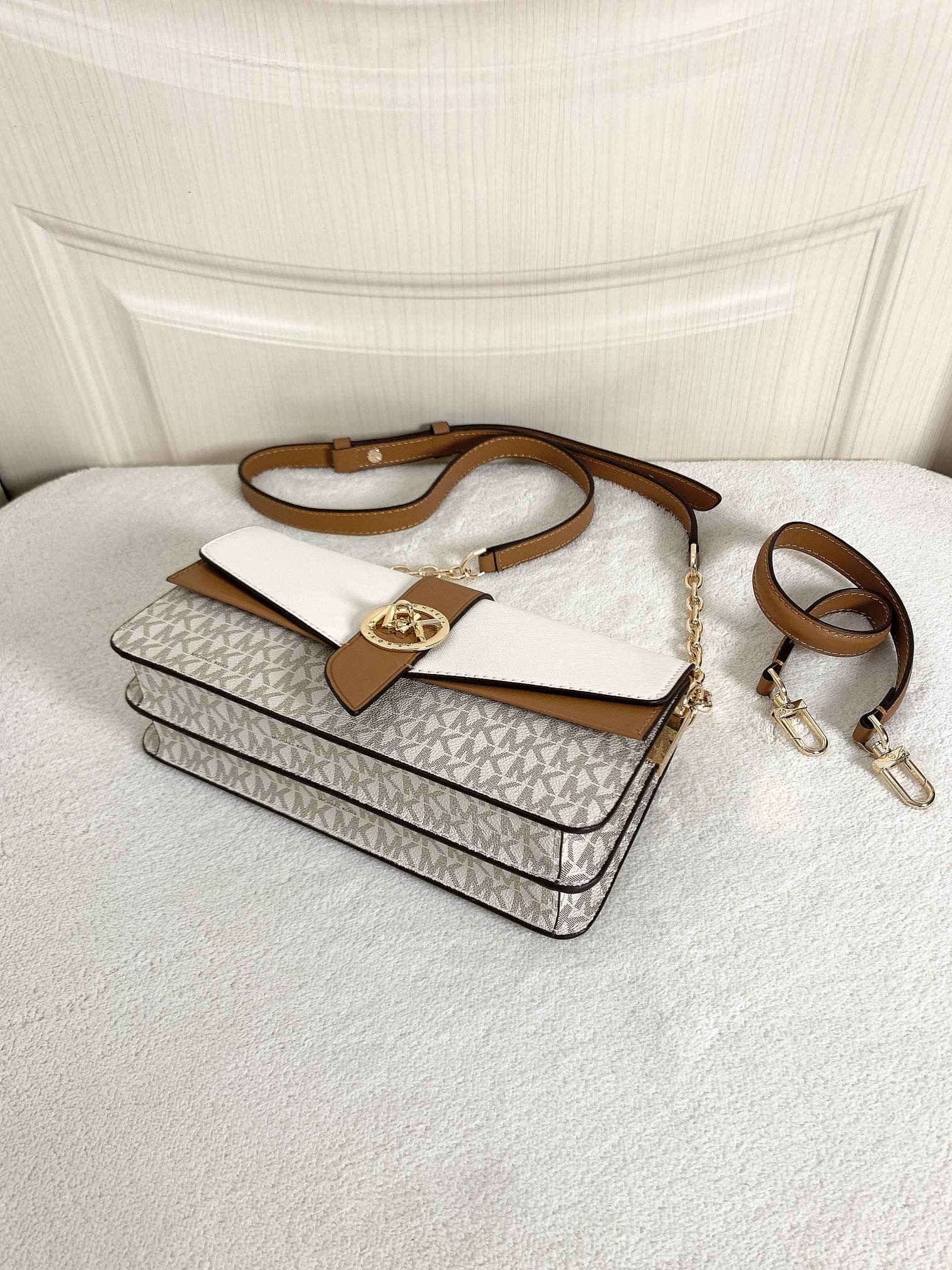 Michael Kors ～此款Greenwich 中号老花单肩包，包身采用白色品牌