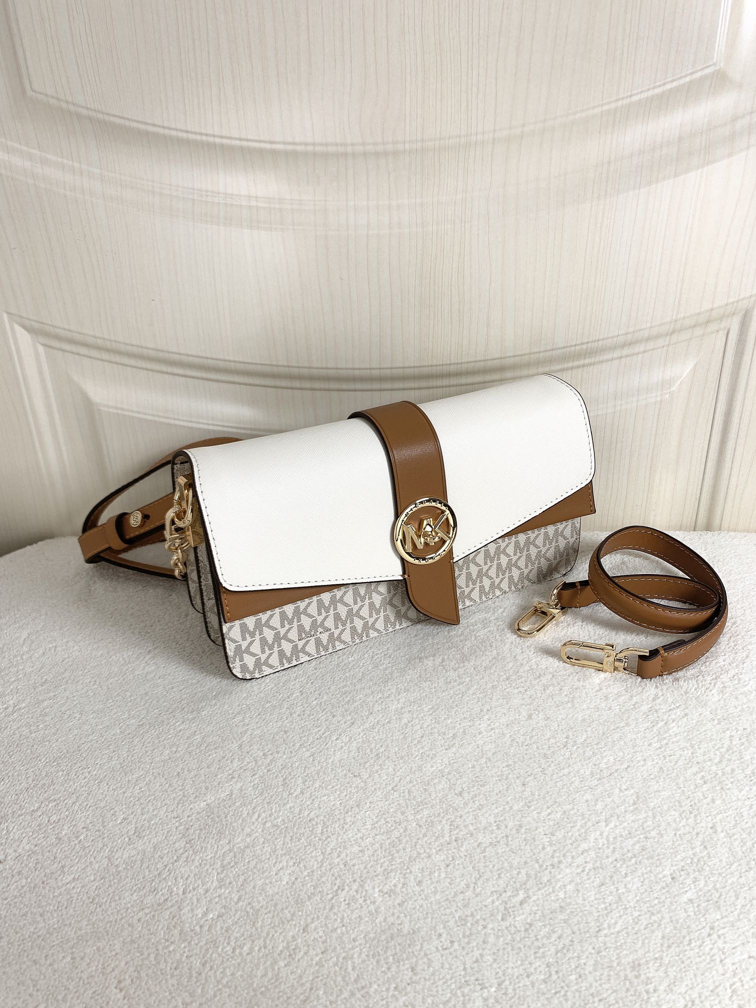 Michael Kors ～此款Greenwich 中号老花单肩包，包身采用白色品牌