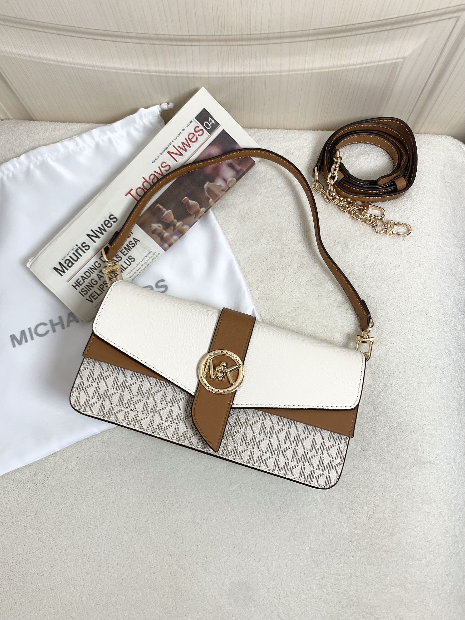 Michael Kors ～此款Greenwich 中号老花单肩包，包身采用白色品牌