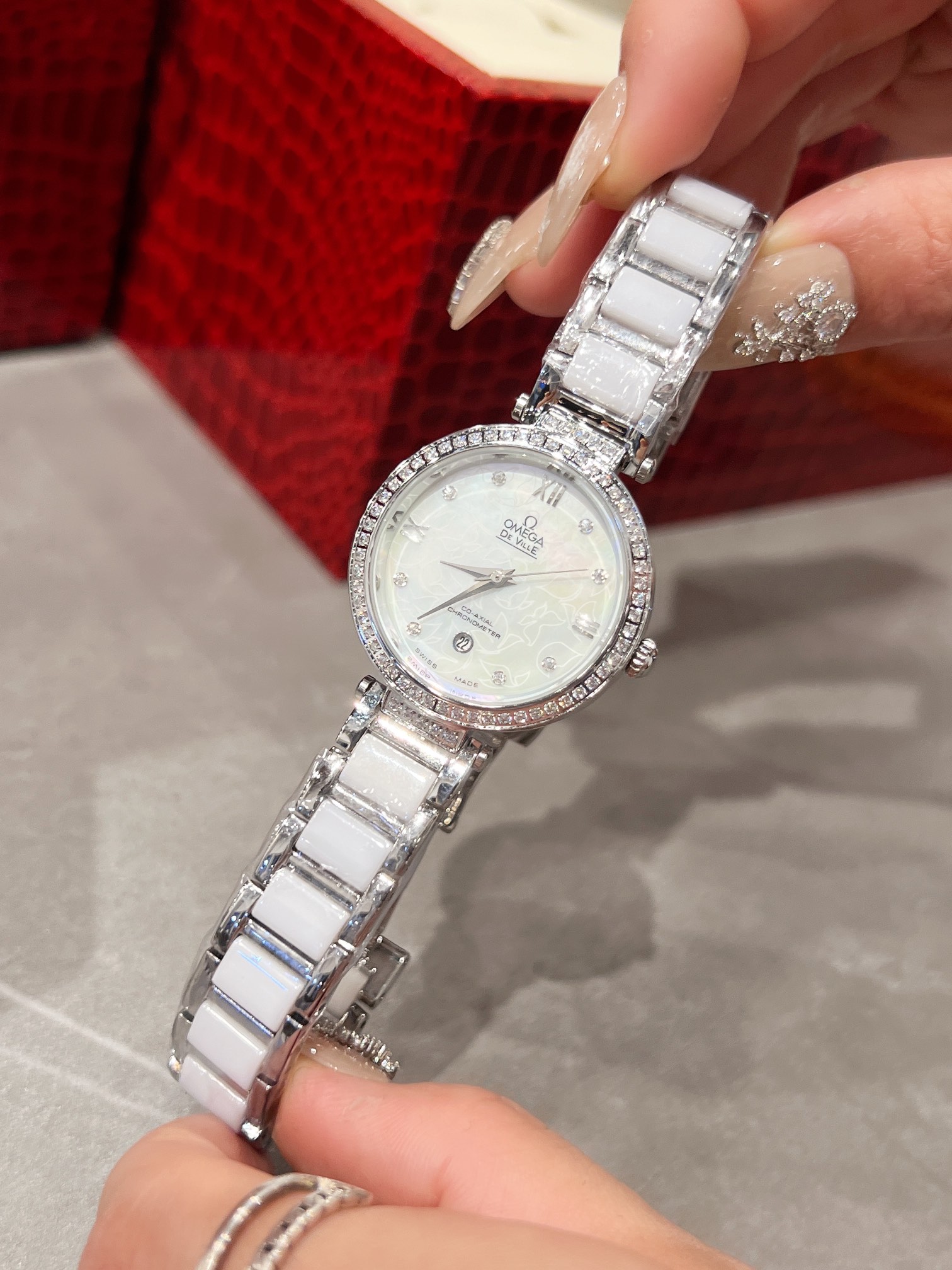 L0  欧米茄 Omega 最火爆来袭，镂空飞轮天然贝母面，数字字面更加简单明了，陶瓷表带，精钢表壳表带，日月星辰，唯美静谧，浪漫清新，尺寸34mm，