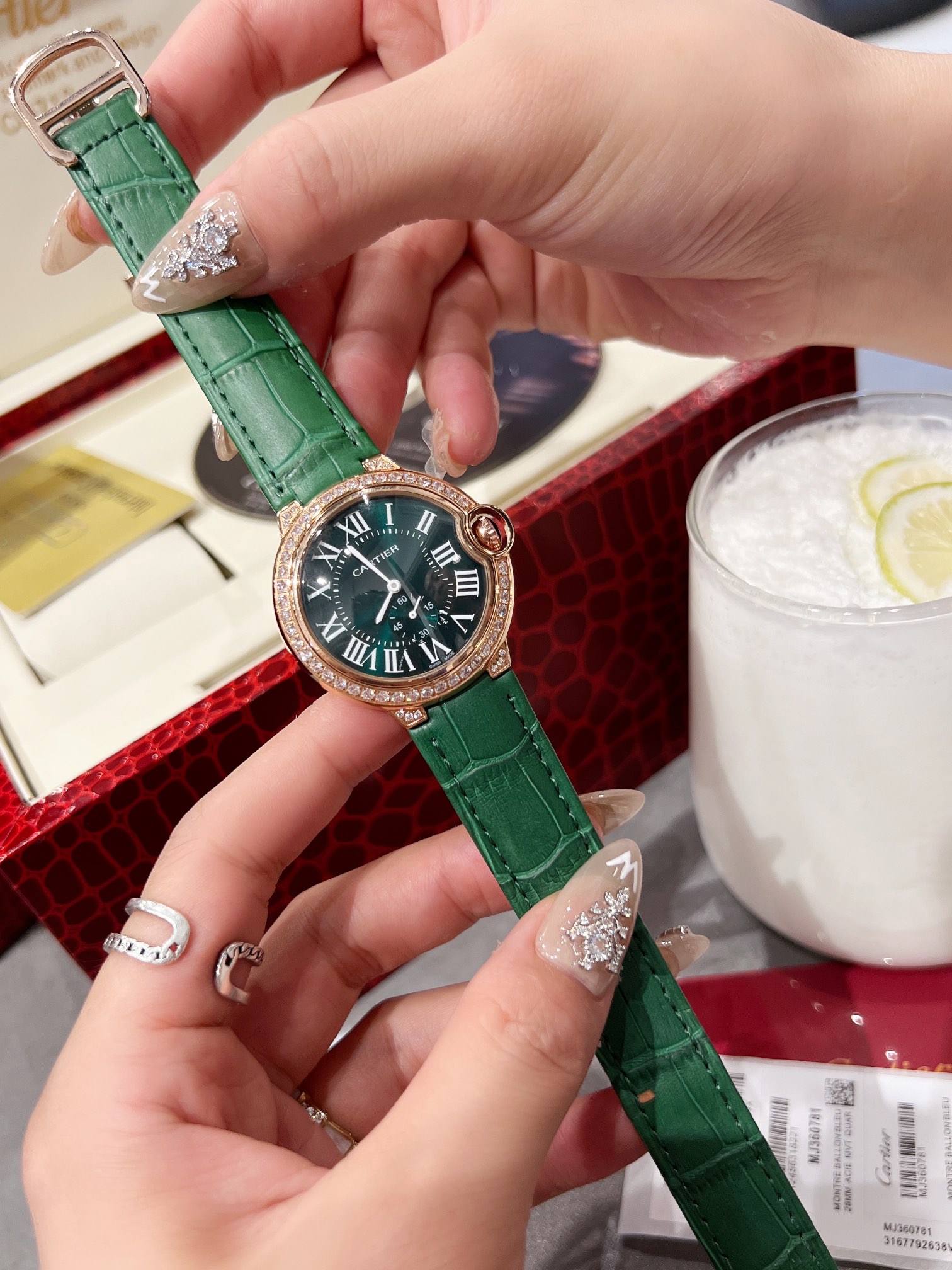 K5   卡地亚 Cartier  完美的治愈色/很气质的颜色，荔枝纹皮饱和度恰到好处，细腻的羊皮戴上手超级柔软舒适自然的奶油感，简直不要太小清新，关键是超显高档  卡地亚 Cartier 蓝气球镶钻珍珠贝壳面星空运转 奢华实物超美瑞士石英尺寸36mm 力荐入手‍‍‍