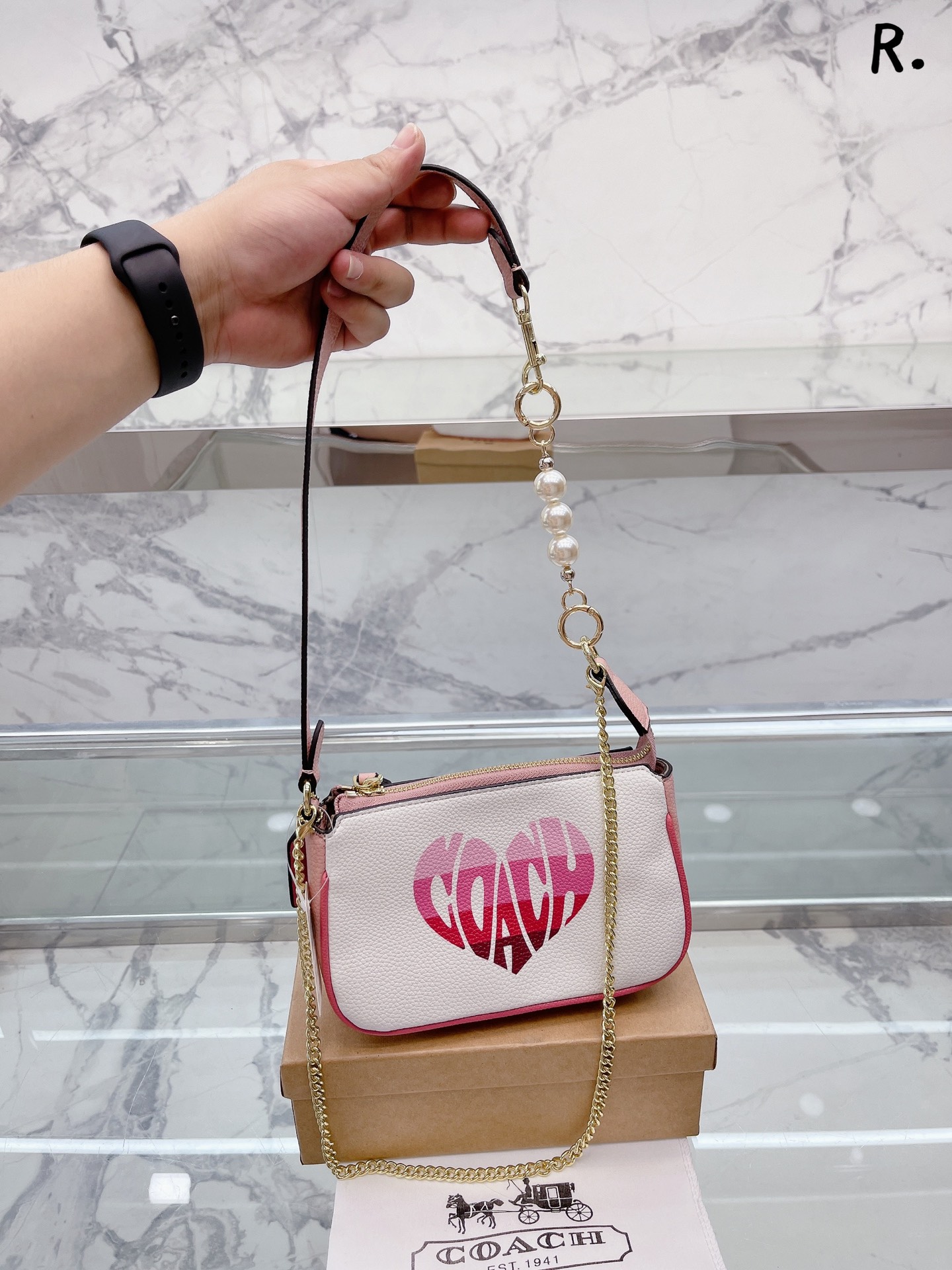 I5 爱心  Coach 蔻驰   原单Teri 包 麻将包 配小牛皮 搭配两条肩带 可单肩斜挎 百搭神器 原单牛皮 配经典双C面料 高级五金logo 专柜尺寸：20 13cm