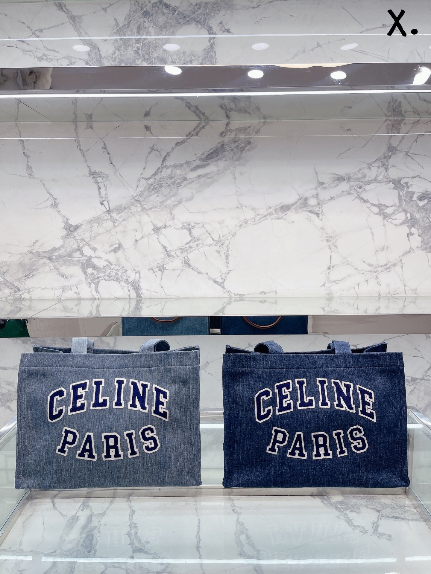 K5 托特包 水桶包新品购物袋 连韩国人气IG女王BLACKLisa都抢先在12月时于机场时髦揹着露脸，也让赛琳 成为问询度极高的产品不光辨识度高，实费用更高，也成为了TriomCanvas经典印花系列中有抢手人气单品，才上市就现已卖到缺货，乃至现已要排待买清单，让人愈加想具有呀尺寸42 30cm