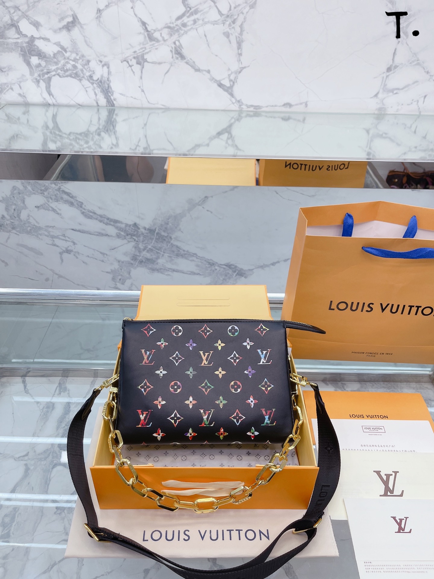 J5  Louis Vuitton 路易威登 LV  2022 Coussin 官网洗漱包 超级美腻  Louis Vuitton 路易威登 LV  原单品质最新手拿包 洗漱包 可单肩斜挎 配宽肩带 戴帽链条 超高质量 原版五金打造的极富创意上身效果极佳，设计理念独特精匠之作 尺寸：27 18 cm