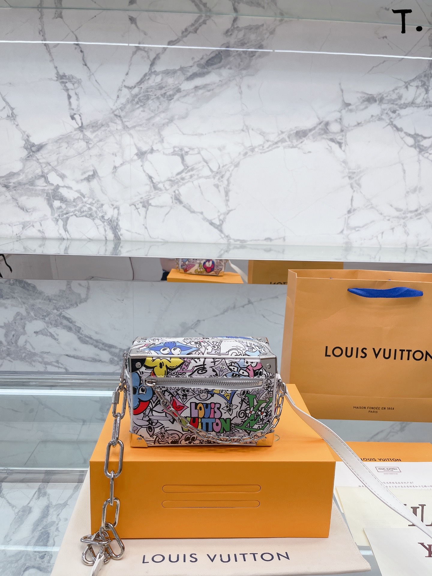 J5  Louis Vuitton 路易威登 LV 小箱子 近几年 Louis Vuitton 路易威登 LV 的脑洞真的是越开越大，20ss 设计独特而经典 方正小巧的独特造型，搭配各种复古的颜色和装饰，绝对是这几年 Louis Vuitton 路易威登 LV 最出彩的设计之一。高端定制版 横晃专柜无压力～配折叠盒 尺寸 20 13cm