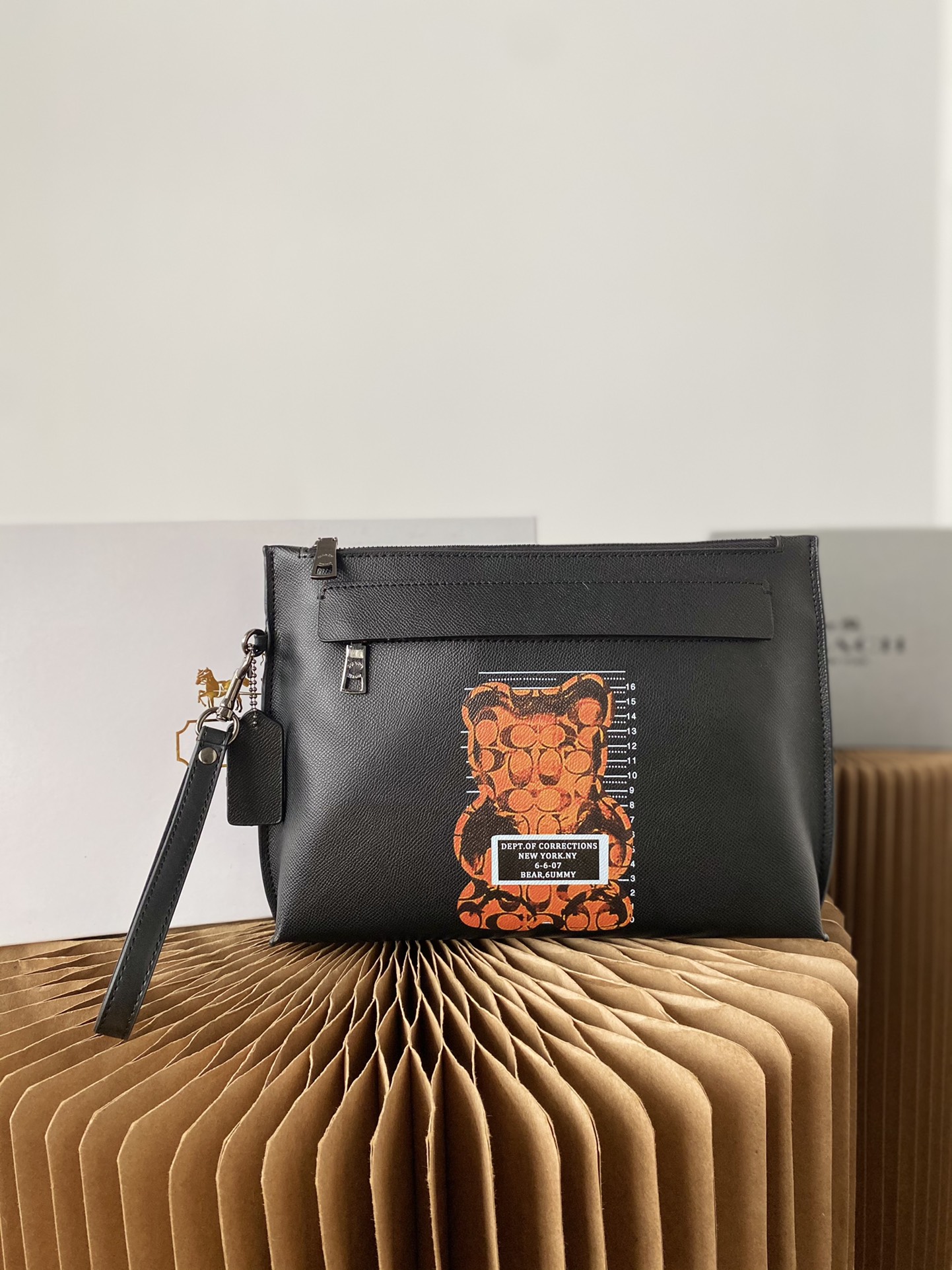 J0  Coach 蔻驰   手拿包 信封包 男包手袋 经典Logo搭配原厂工艺材质 休闲百搭 采用精湛镶嵌细工，实物拍摄 原厂原版面料 配送小票 防尘袋 礼盒 29 x 21 cm。”},”showAddCart”:true,”title”:” Coach 蔻驰   手拿包 信封包 男包手袋 经典Logo搭配原厂工艺材质 休闲百搭 采用精湛镶嵌细工，实物拍摄 原厂原版面料 配送小票 防尘袋 礼盒 29 x 21 cm。