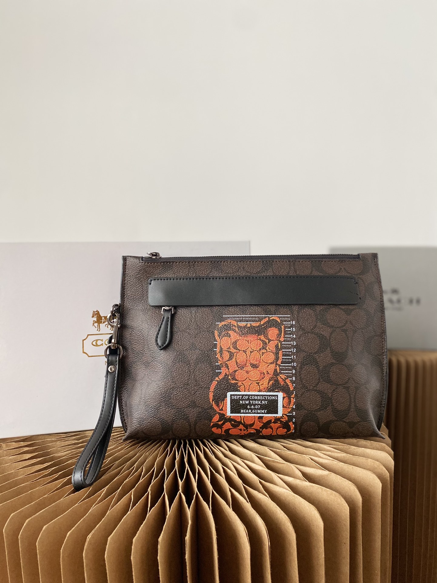 J0  Coach 蔻驰   手拿包 信封包 男包手袋 经典Logo搭配原厂工艺材质 休闲百搭 采用精湛镶嵌细工，实物拍摄 原厂原版面料 配送小票 防尘袋 礼盒 29 x 21 cm。