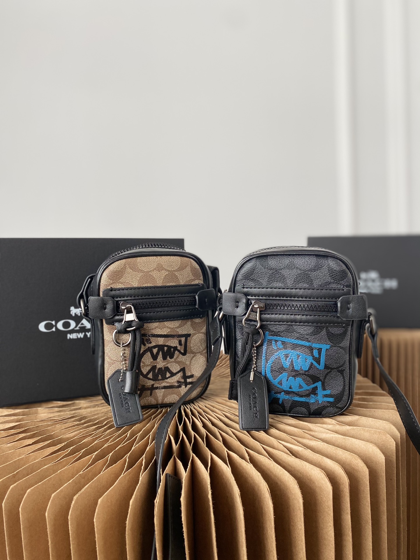 J0  Coach 蔻驰   DYLAN 10手袋X联名 Guangyu 涂鸦 手机包 相机包 男女通用斜挎包 采用精湛镶嵌细工，实物拍摄 配送小票 折叠礼盒防尘袋 12 x 17 cm。