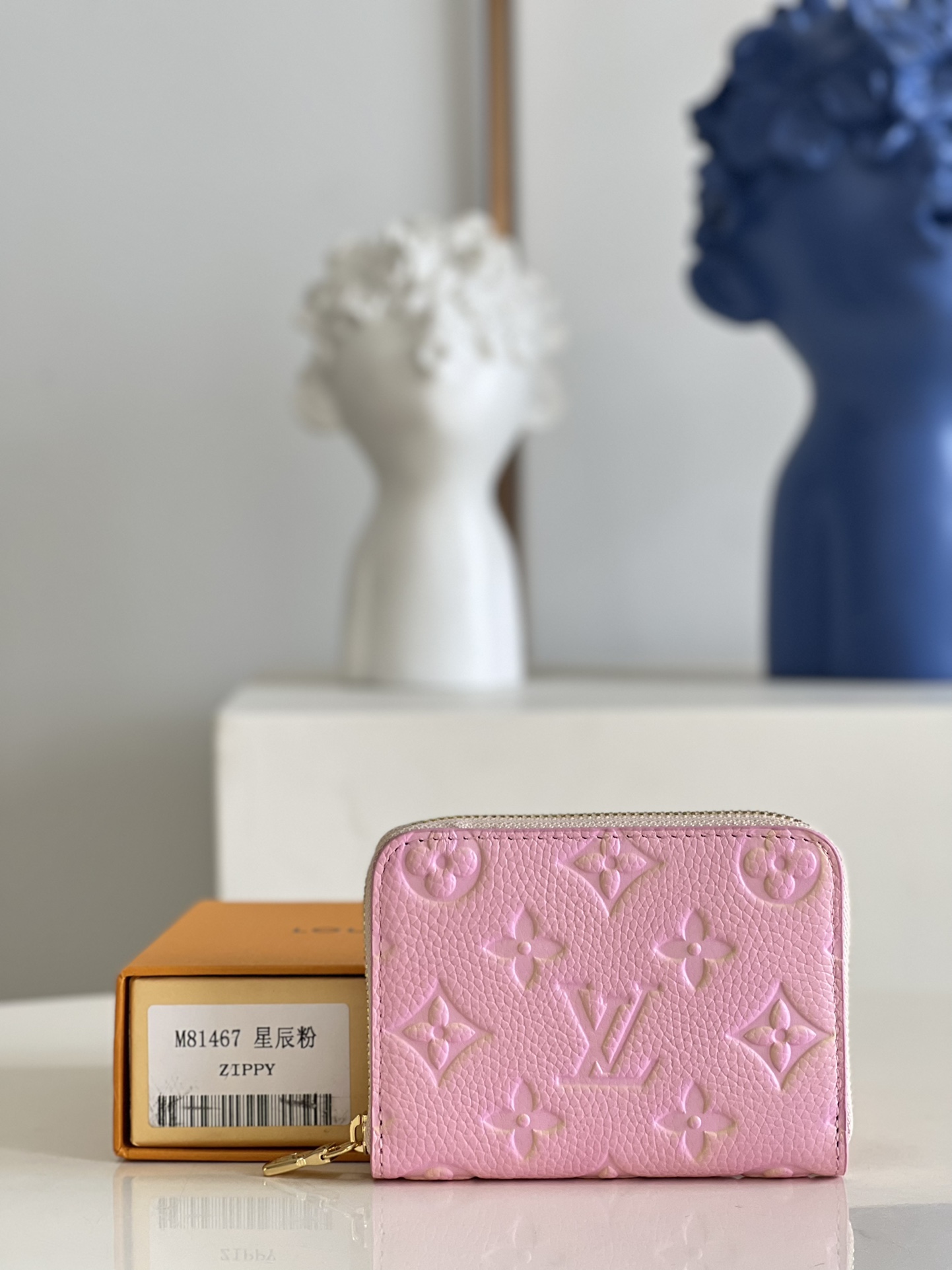 NO:399085,【Exclusive real-life M81467 powder】This Zippy Zipper Coin Wallet Handbag is made of Monogram Empreinte embossed leather, which is made of three-step spray painting technology. It is famous for its exquisite full zipper design, and can store cards, banknotes and change. 11 x 8.5 x 2 cm Z/C.,LV [original leather],louis vuitton,wallets19860909【独家实拍M81467粉】本款 Zippy拉链零钱包手袋取材 Monogram Empreinte 压纹皮革,以三步喷绘技术呈现莹泽虹彩.以精巧的全拉链设计著称,可收纳卡片、纸币和零钱.11 x 8.5 x 2 厘米 Z/C.,LV【原厂皮】,louis vuitton,wallets,Bag