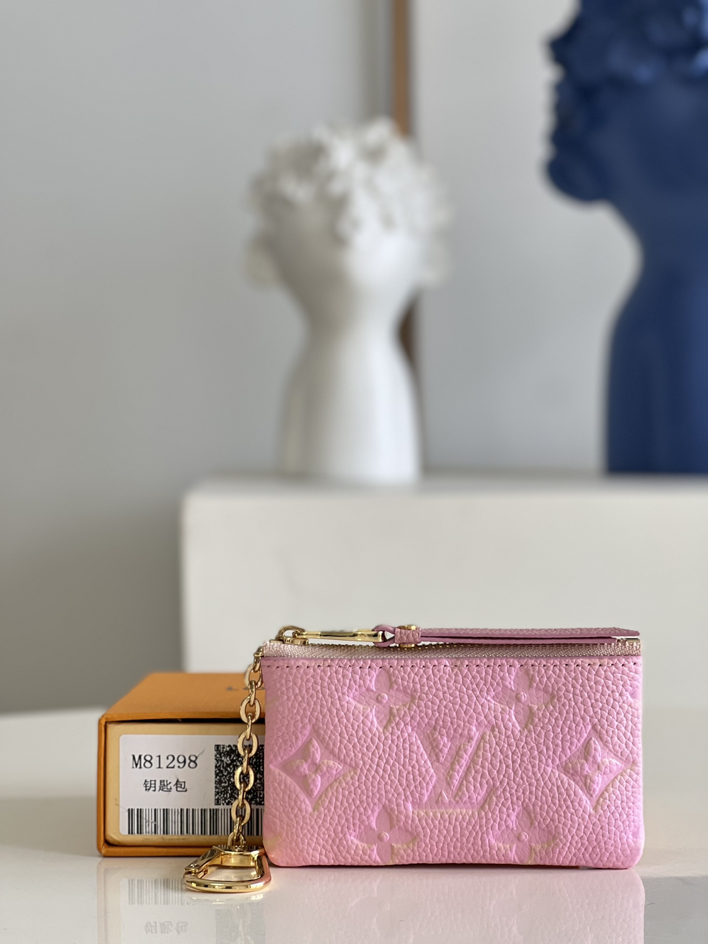 NO:399088,【Exclusive real-life M81298 powder】M62650 Summer Stardust series key bags rely on professional craftsmanship to give Monogram Empreinte embossed leather subtle luster, telling the inspiration of the bright starry sky. They can be fixed in a handbag or belt, making cash, cards and keys light and accompany them. Detailed features 12 x 7 x 1.5 cm (length x height x width) Z.,LV [original leather],louis vuitton19860909【独家实拍M81298粉】M62650 Summer Stardust 系列钥匙包依托专业工艺,为 Monogram Empreinte 压纹皮革赋予微妙莹泽,述说璀璨星空的灵感启发.可固定于手袋或腰带,令现金、卡片和钥匙轻巧随行.详细特征12 x 7 x 1.5 厘米 (长度 x 高 x 宽) Z.,LV【原厂皮】,louis vuitton,Bag