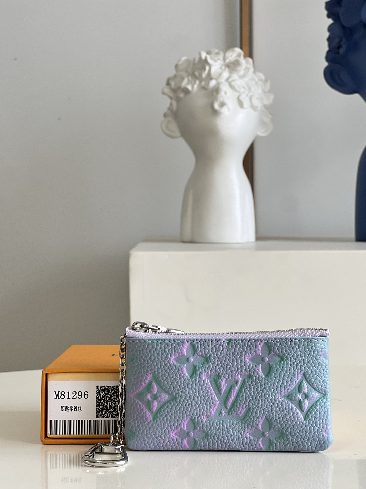 NO:399091,【Exclusive real photo M81296 blue】M62650 Summer Stardust series key bags rely on professional craftsmanship to give Monogram Empreinte embossed leather subtle luster, telling the inspiration of the bright starry sky. They can be fixed in a handbag or belt, making cash, cards and keys light and accompanying. Detailed features 12 x 7 x 1.5 cm (length x height x width) Z.,LV [original leather],louis vuitton19860909【独家实拍M81296蓝】M62650 Summer Stardust 系列钥匙包依托专业工艺,为 Monogram Empreinte 压纹皮革赋予微妙莹泽,述说璀璨星空的灵感启发.可固定于手袋或腰带,令现金、卡片和钥匙轻巧随行.详细特征12 x 7 x 1.5 厘米 (长度 x 高 x 宽) Z.,LV【原厂皮】,louis vuitton,Bag