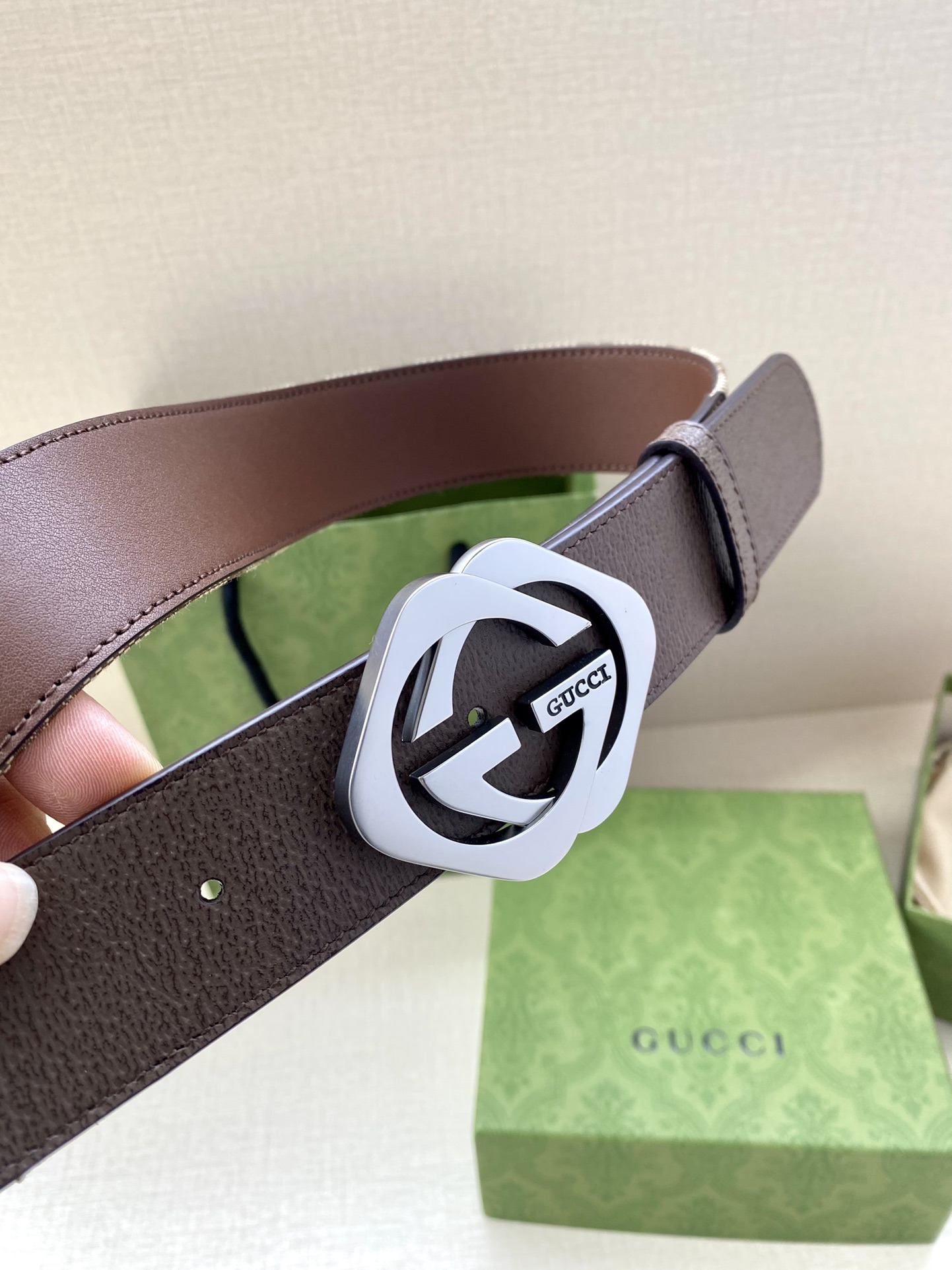 Adidas x Gucci Collaboration: Leather Belt with Gucci Trefoil Stamp - 图片 2