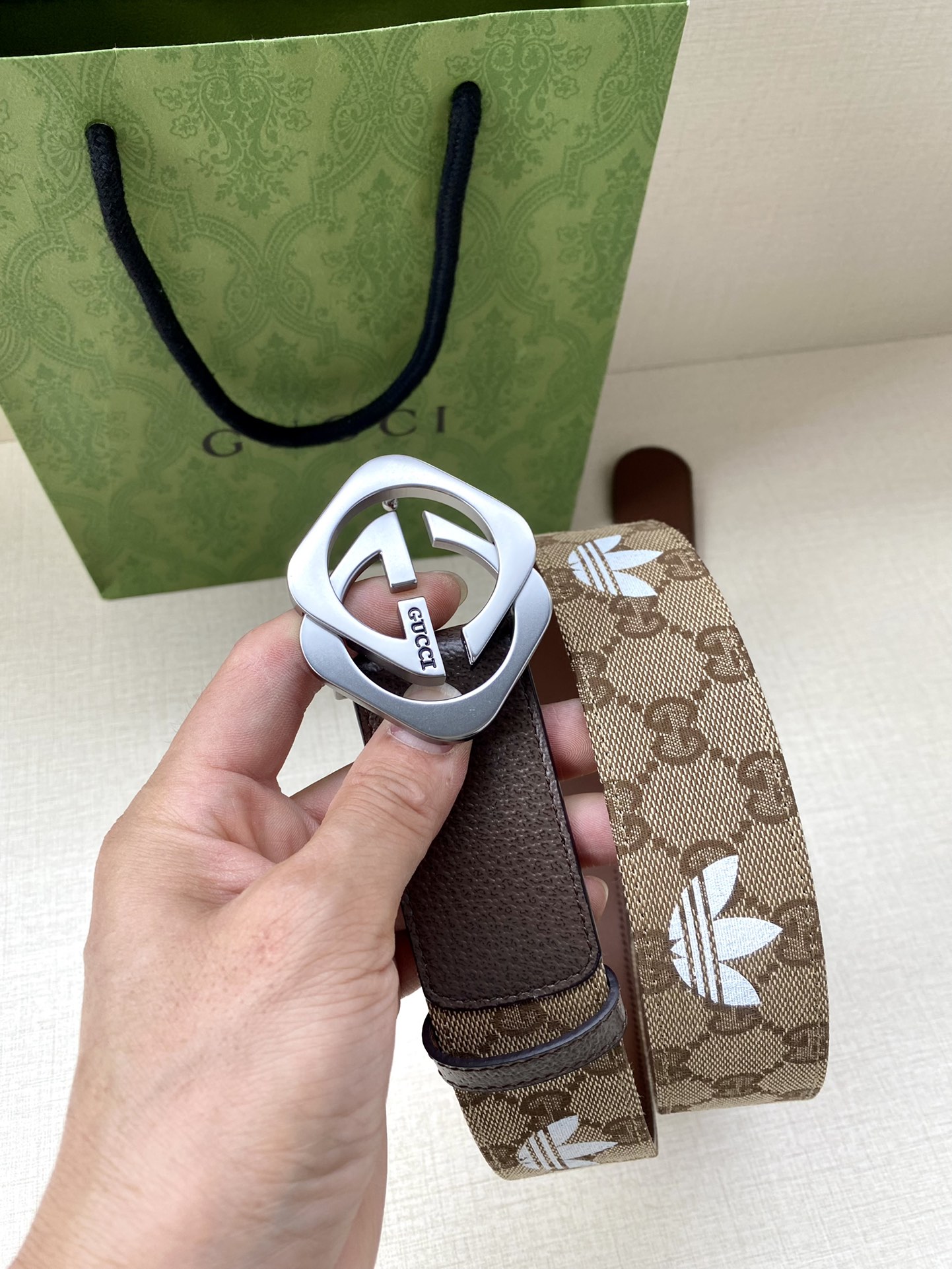 Adidas x Gucci Collaboration: Leather Belt with Gucci Trefoil Stamp - 图片 4