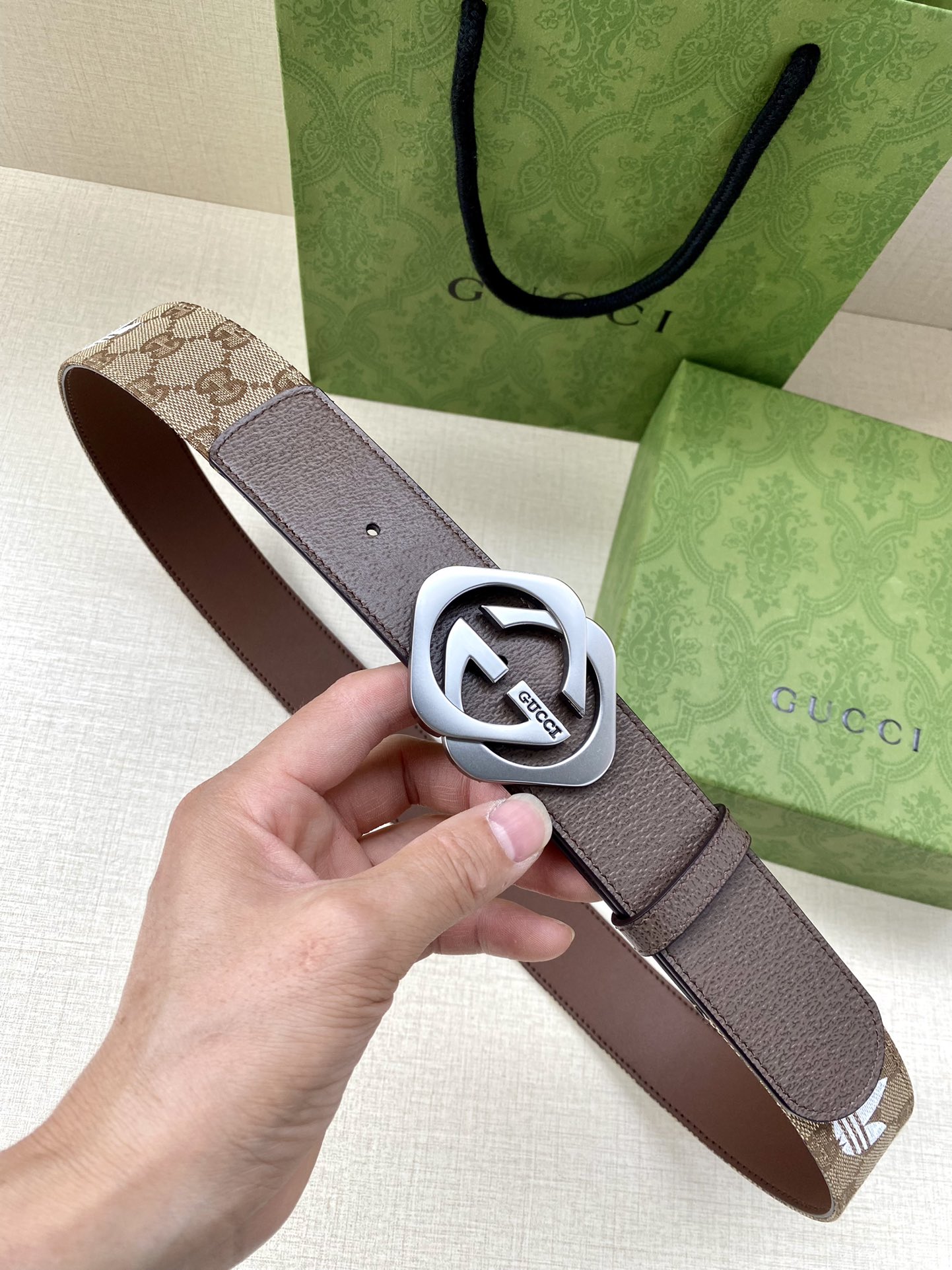 Adidas x Gucci Collaboration: Leather Belt with Gucci Trefoil Stamp - 图片 1