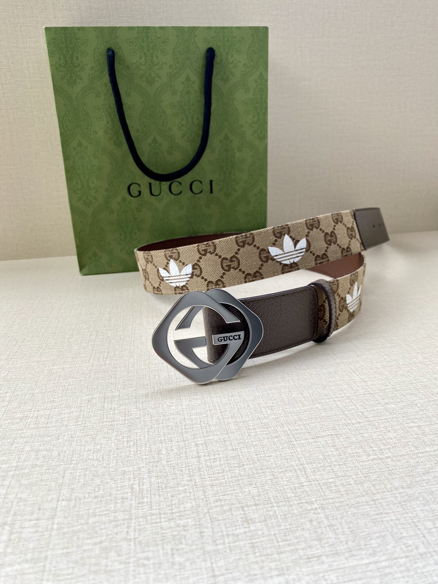 Adidas x Gucci Collaboration: Leather Belt with Gucci Trefoil Stamp - 图片 5