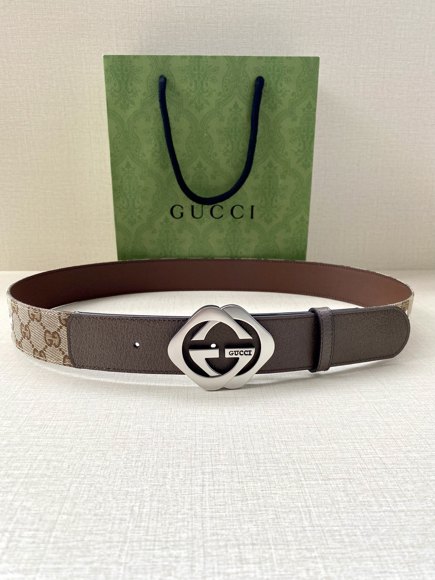 Adidas x Gucci Collaboration: Leather Belt with Gucci Trefoil Stamp - 图片 3