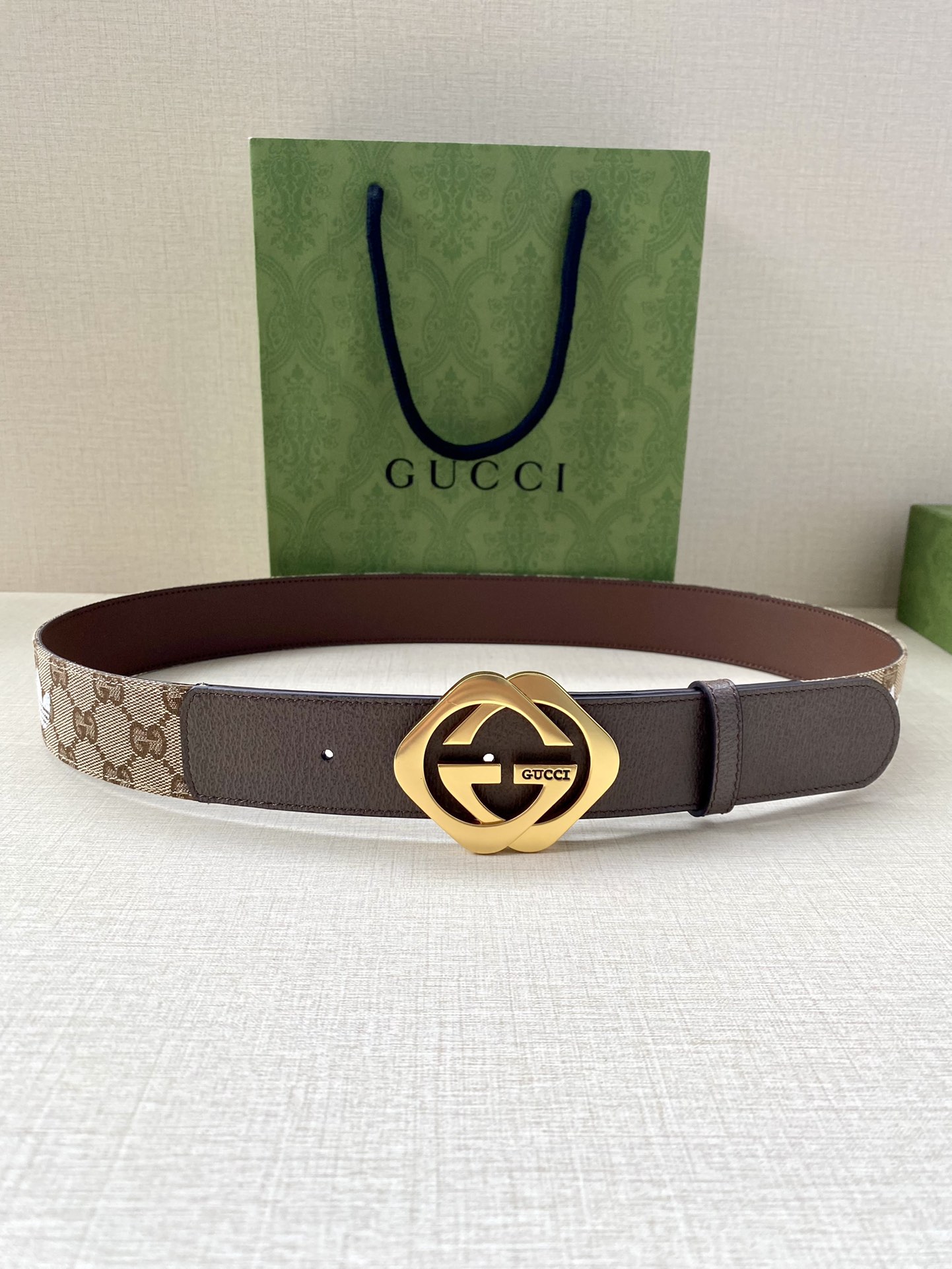 Adidas x Gucci Leather Belt: Bold Collaboration of Heritage Design. - 图片 3