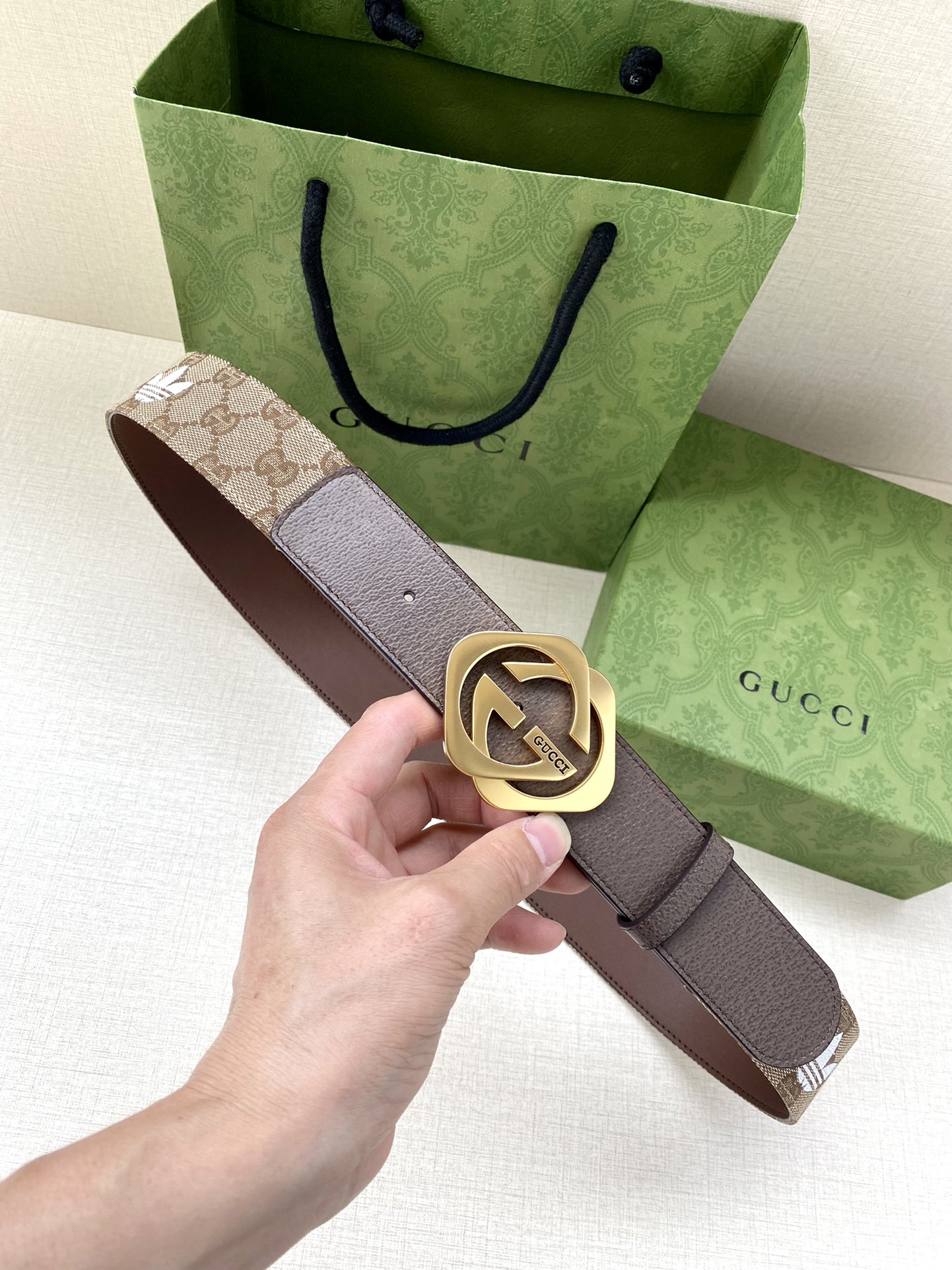 Adidas x Gucci Leather Belt: Bold Collaboration of Heritage Design. - 图片 1