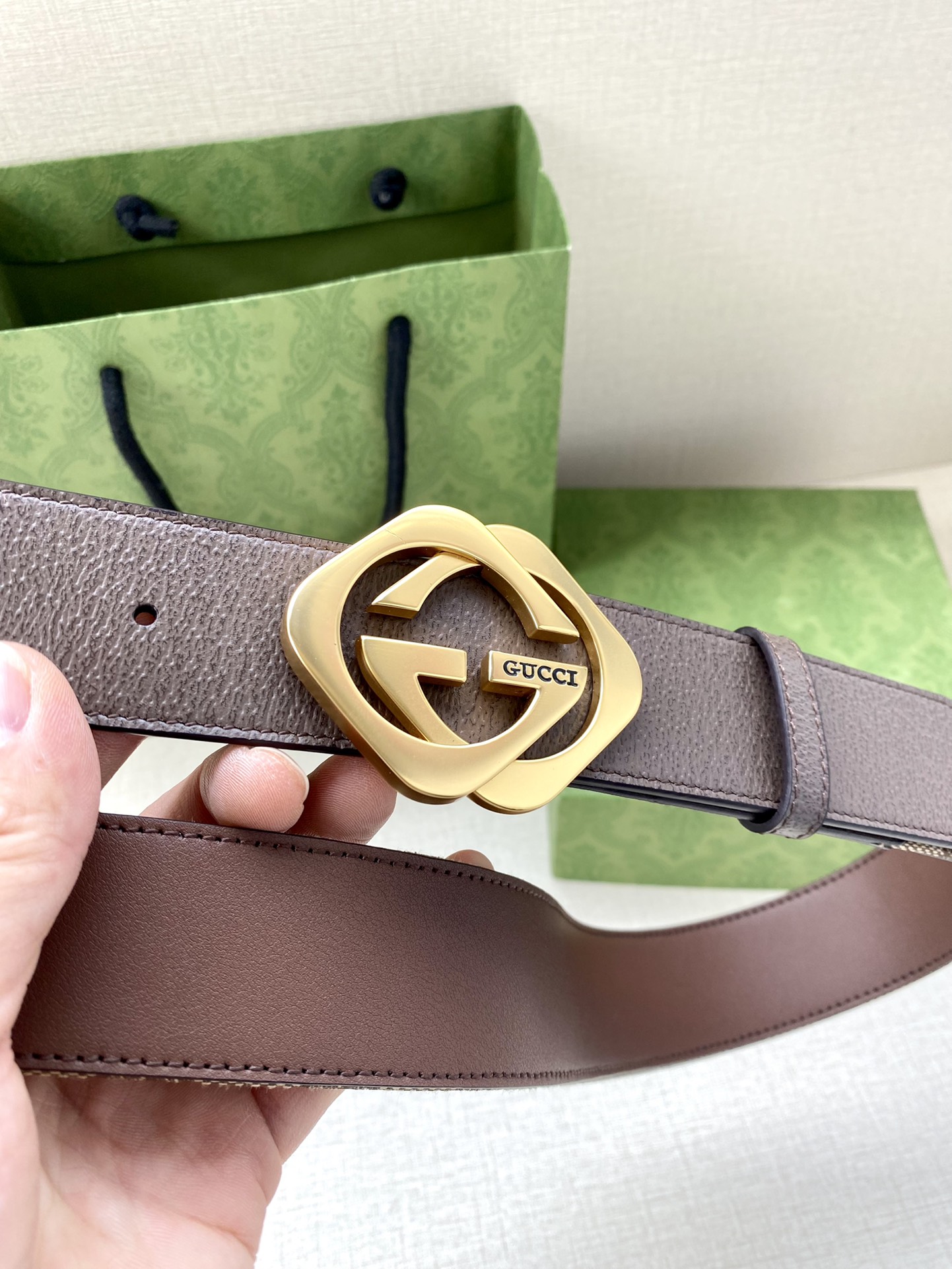 Adidas x Gucci Leather Belt: Bold Collaboration of Heritage Design. - 图片 2
