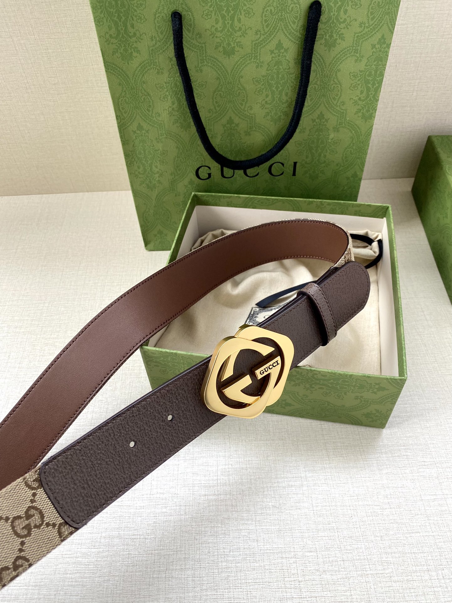 Adidas x Gucci Leather Belt: Bold Collaboration of Heritage Design. - 图片 4