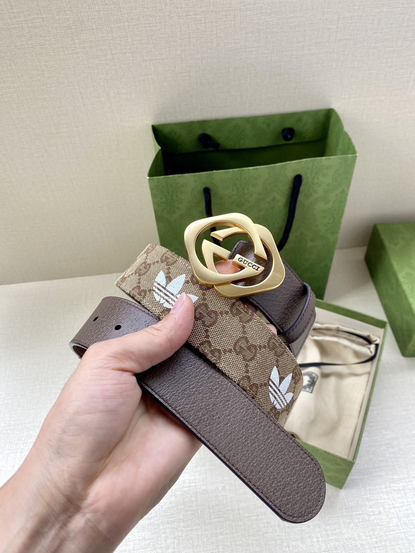 Adidas x Gucci Leather Belt: Bold Collaboration of Heritage Design. - 图片 5