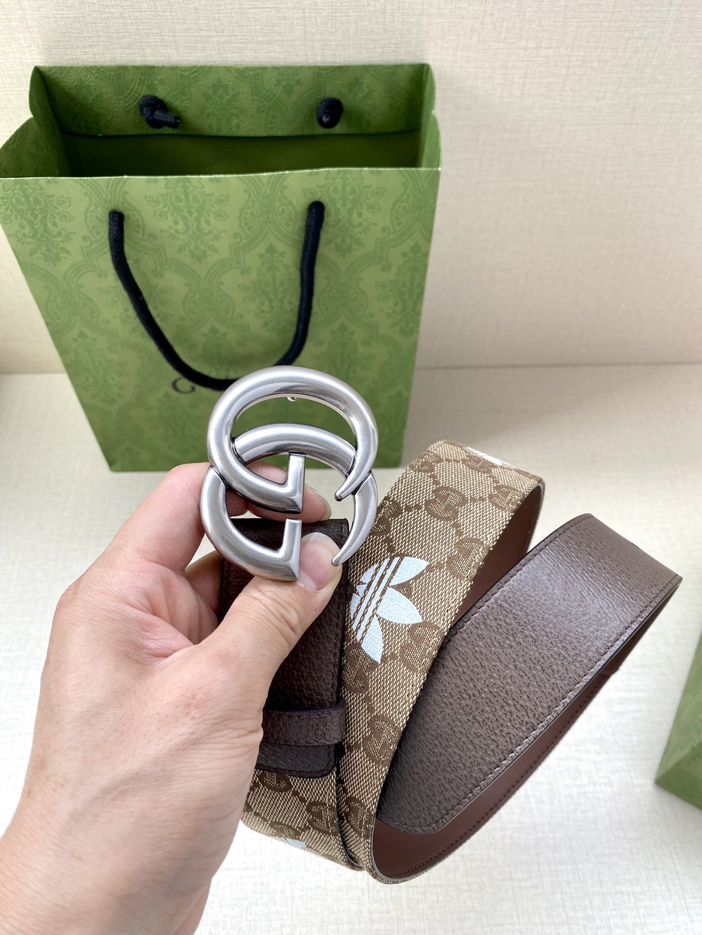 Adidas x Gucci Collaboration: Leather Belt with Gucci Trefoil Stamp - 图片 2