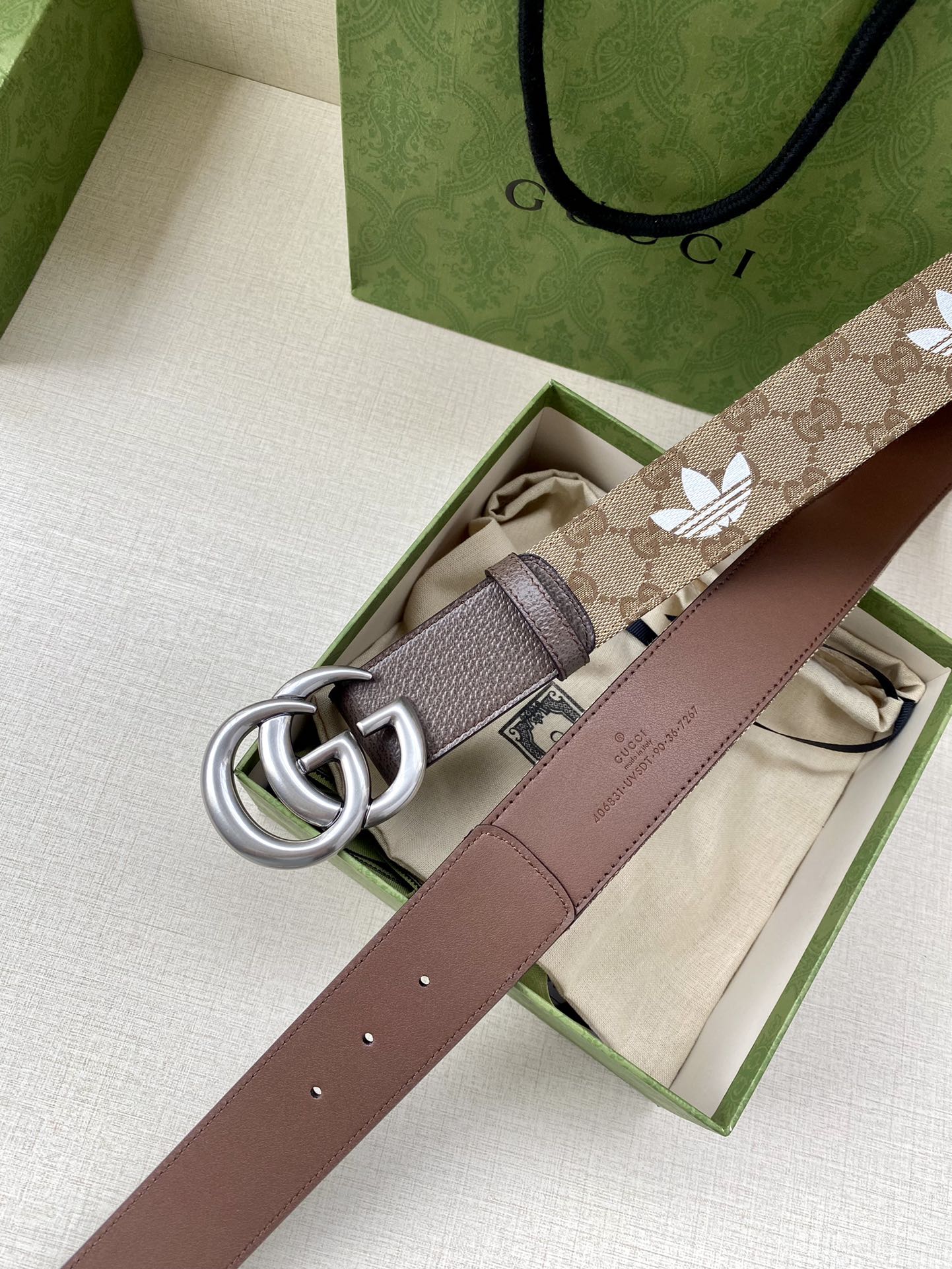 Adidas x Gucci Collaboration: Leather Belt with Gucci Trefoil Stamp - 图片 5
