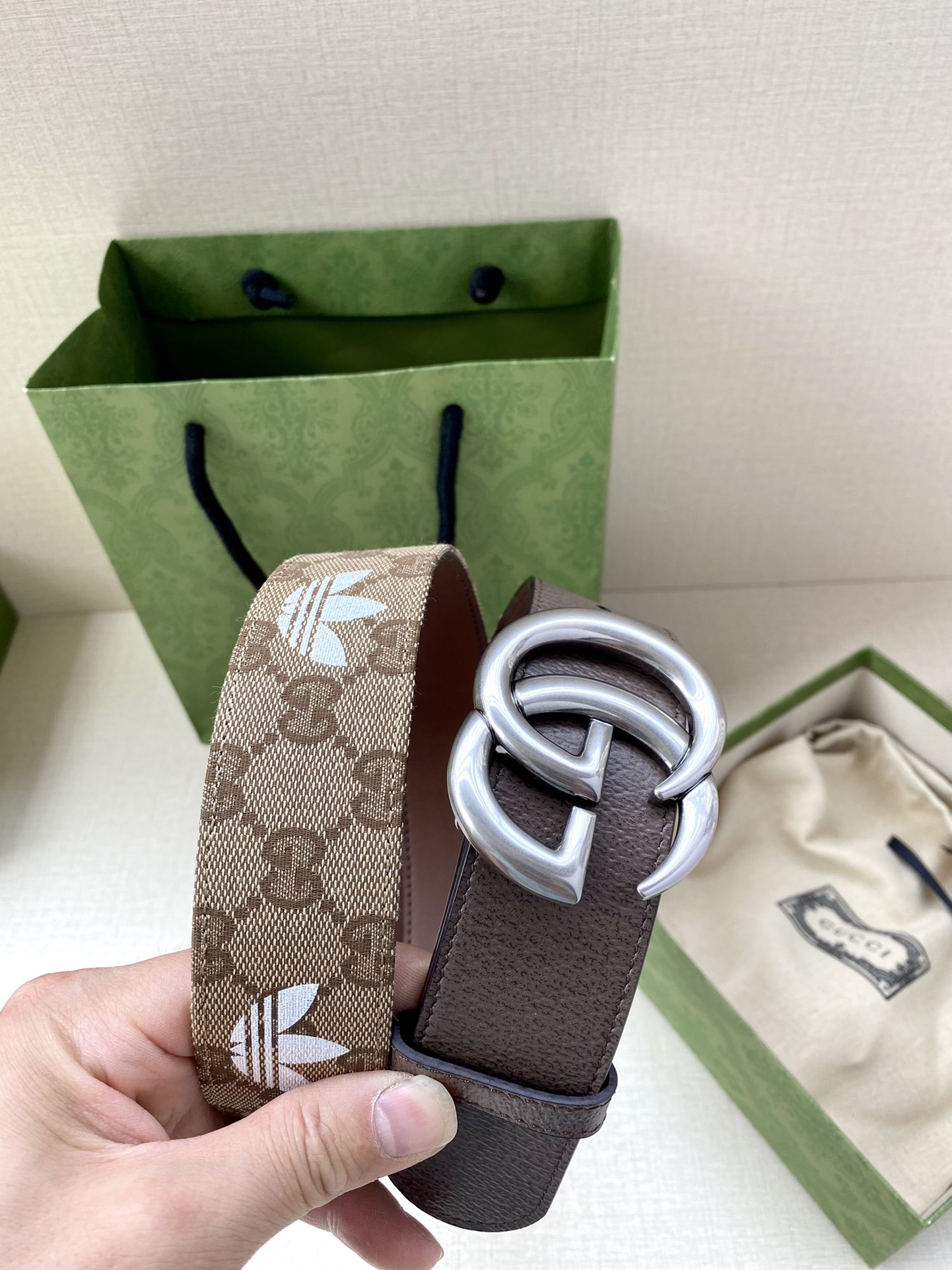 Adidas x Gucci Collaboration: Leather Belt with Gucci Trefoil Stamp - 图片 6