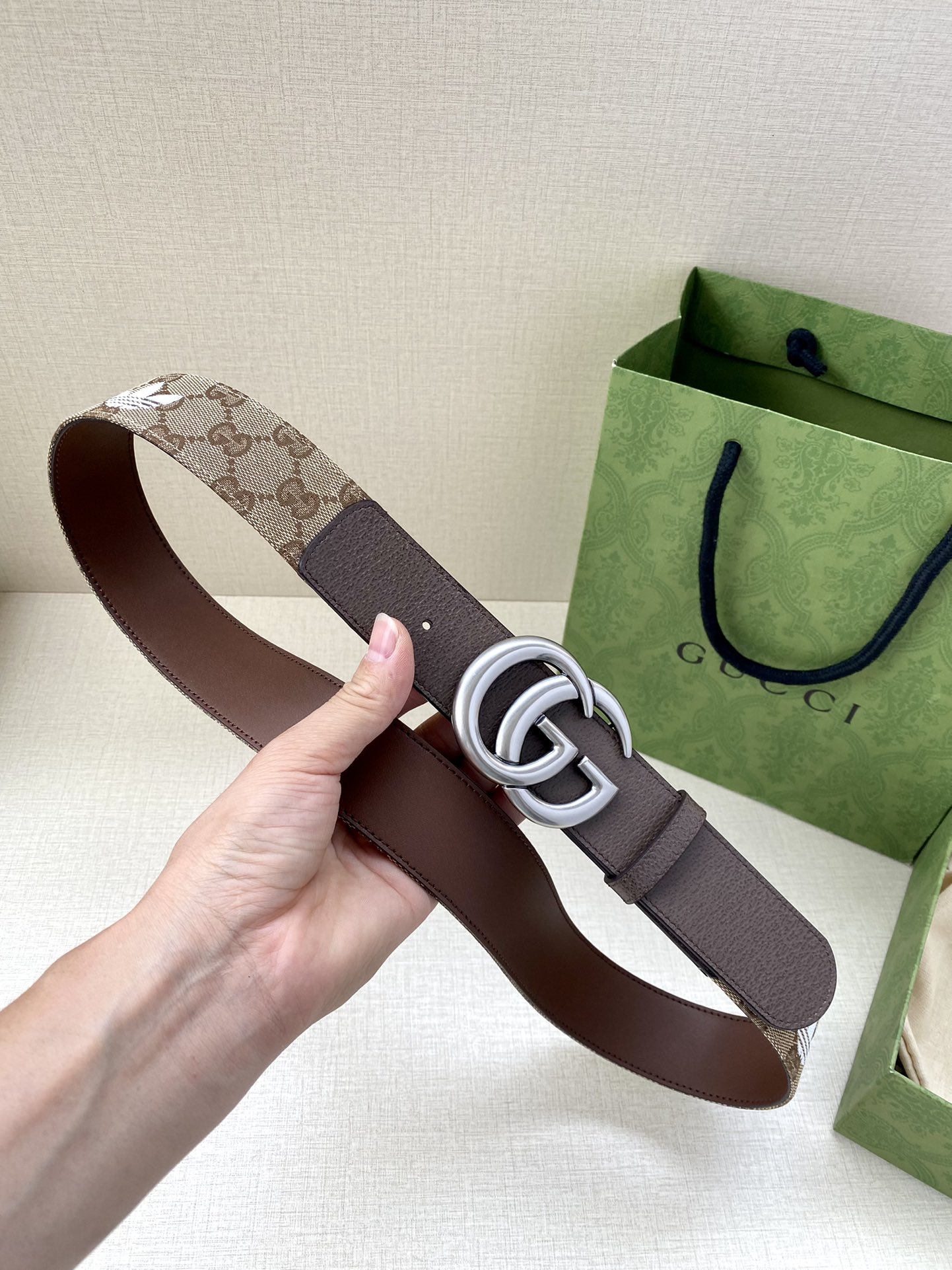 Adidas x Gucci Collaboration: Leather Belt with Gucci Trefoil Stamp - 图片 4
