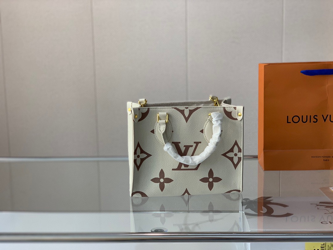 J0  Louis Vuitton 路易威登 LV 丛林购物袋 性价比之王这是一款超赞的包型，非常值得入的一款购物袋，不容易变形 而且大Logo的设计超级好看。除了手拎以外，还非常贴心的加了中长的肩挎的肩带，可以说是非常赞了，上身真的很有气质尺寸24*20