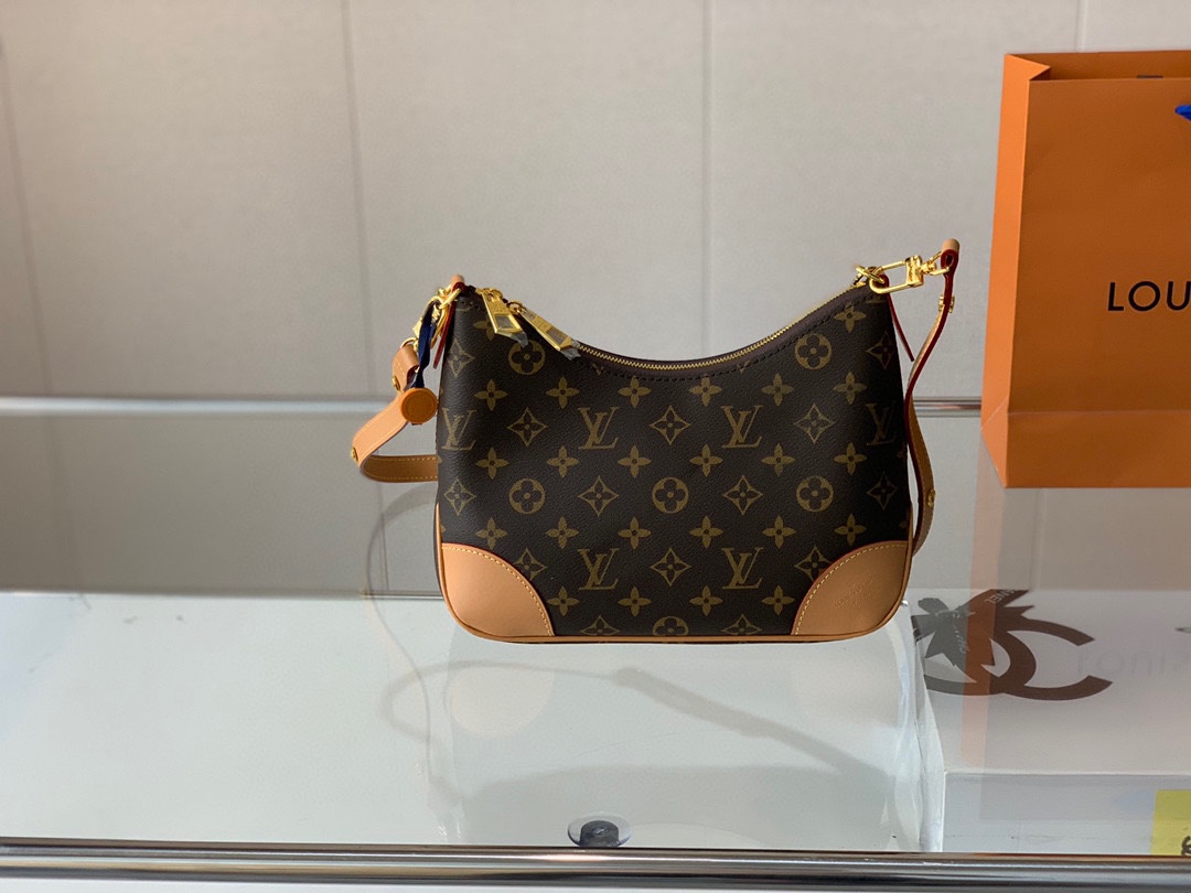 J5  Louis Vuitton 路易威登 LV  牛角包直到 Louis Vuitton 路易威登 LV Boulogne的出现，惊艳算不上，但它实实在在满足我日常所需。满身logo 太高级，多种配色任选果断下单，现货供应，一包四背 尺寸：26x17cm