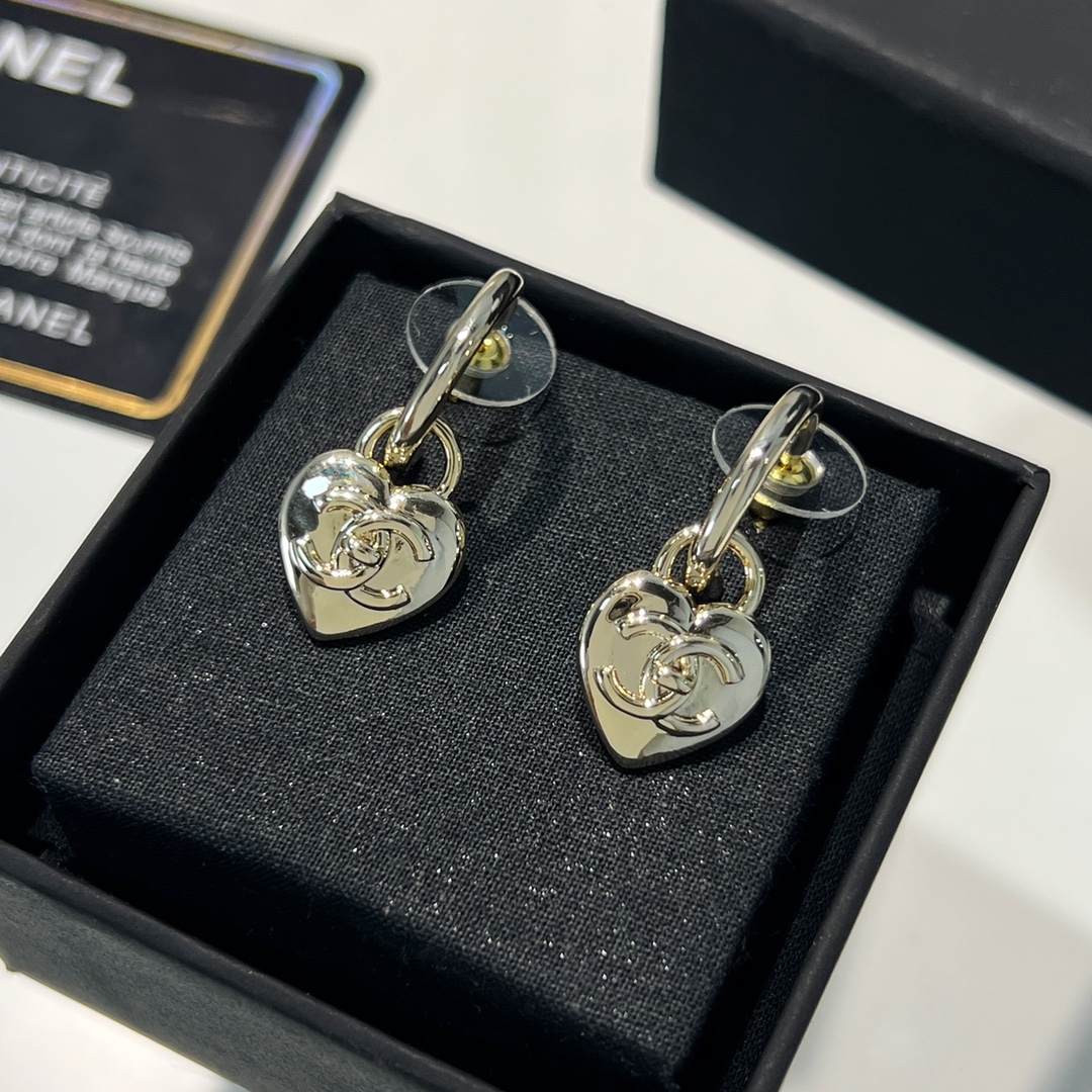 新款☑️CHANEL香奈儿桃心爱心耳钉耳环