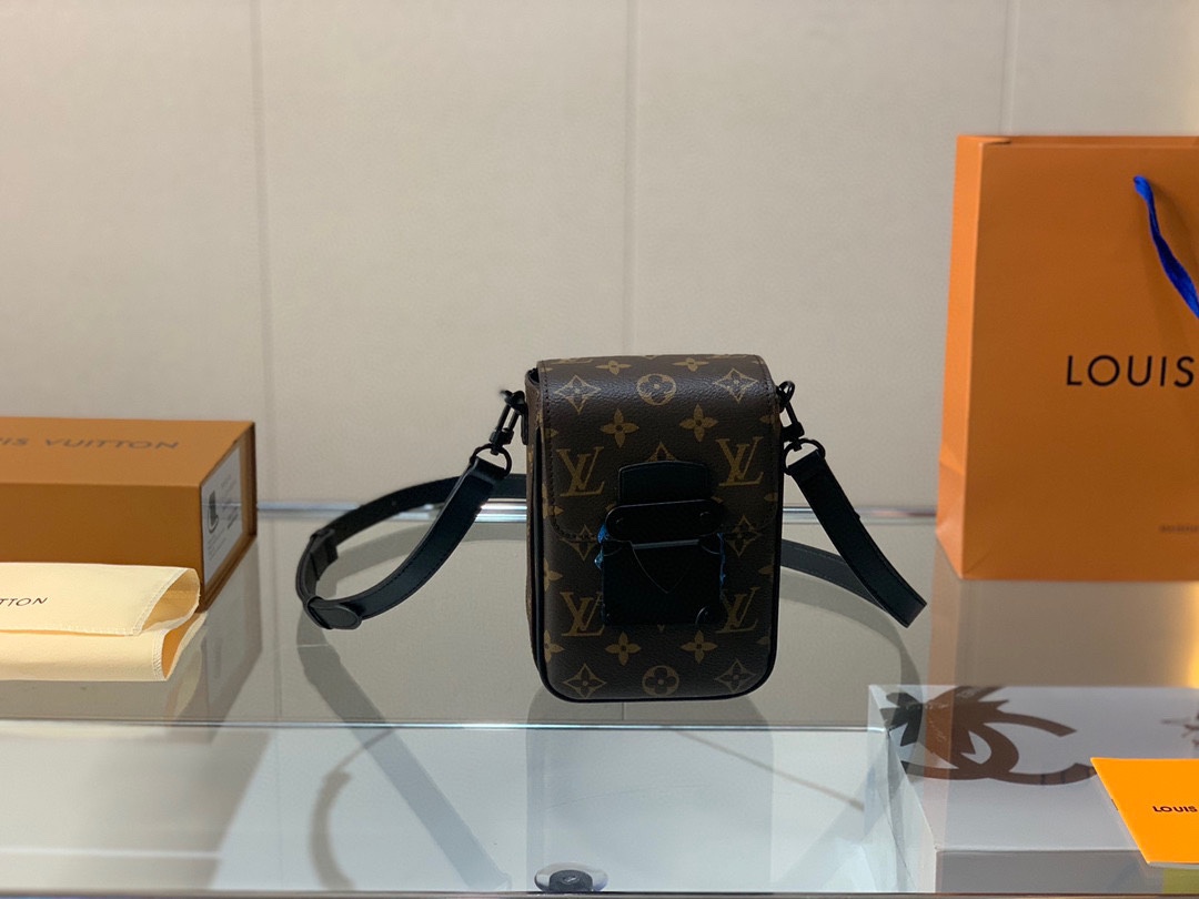J0 配折叠盒子  Louis Vuitton 路易威登 LV 手机包 设计看起来就爱了方方正正 很能装东西萌萌哒 实力宠爱超级方便实用 高品质 色 尺寸：13*18