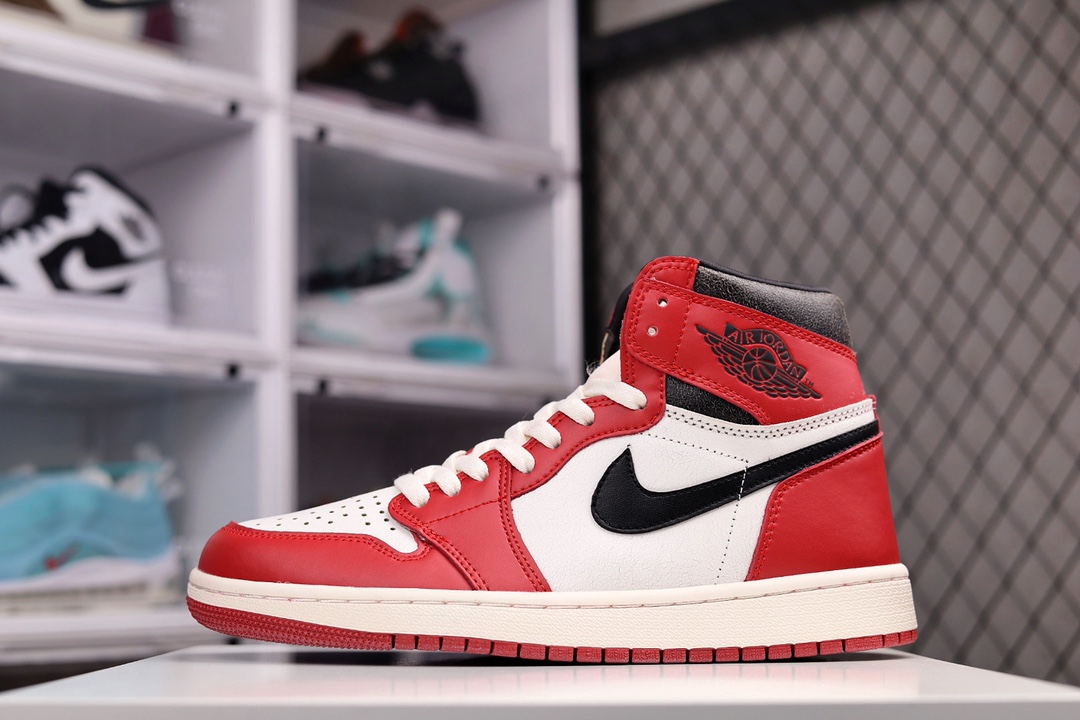 H0 公司级 Air Jordan 1 Retro High OG “Crimson Tint” 复刻芝加哥做旧 AJ1经典复古高帮百搭文化篮球鞋 采用软质纳帕头层皮革鞋面原厂立体填充鞋舌海绵中底注胶孔及缜密中底拉帮工艺帕纳荔枝纹头层皮 质感无敌