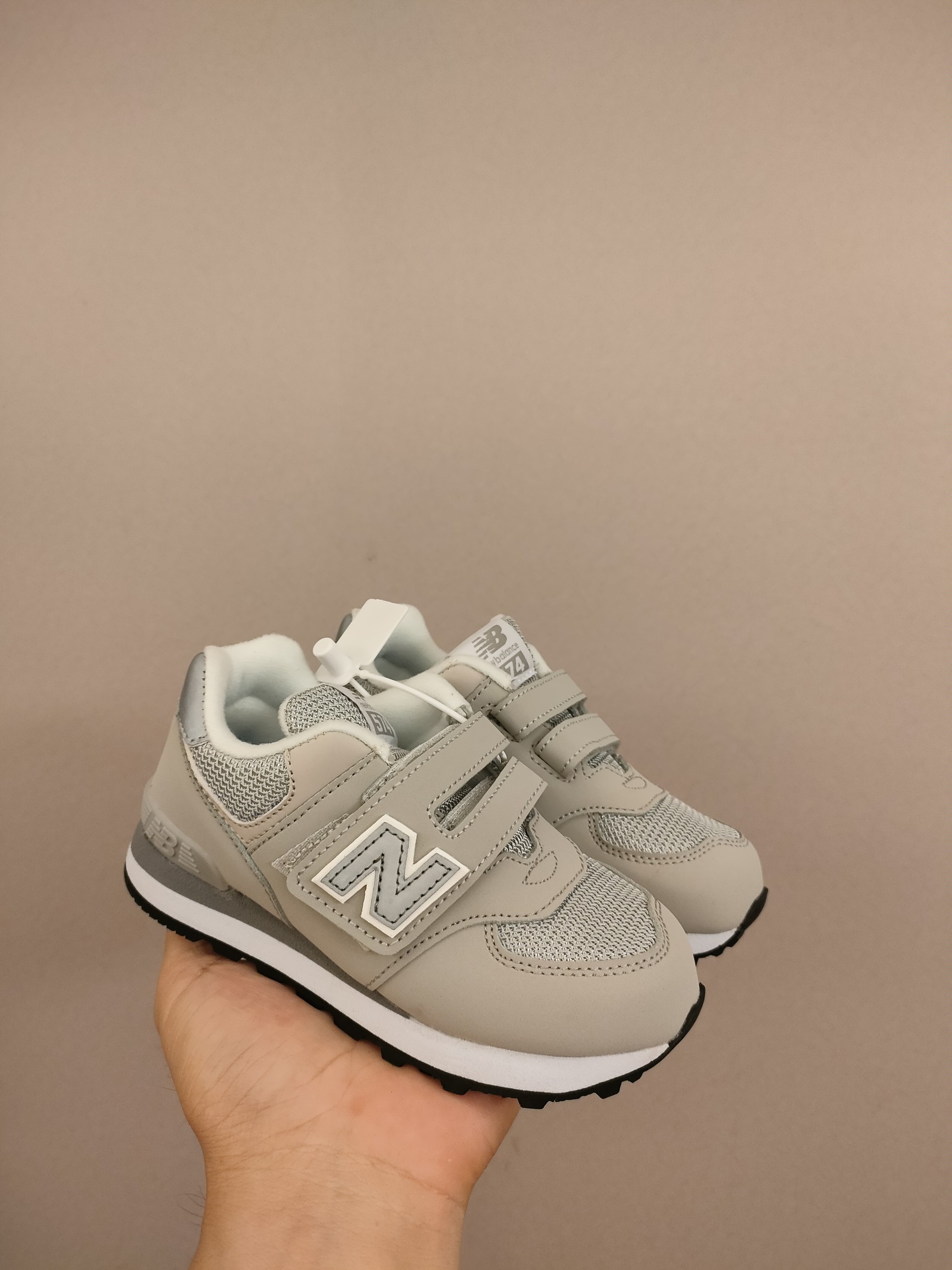 图片[2]-魔术贴ＮＢ574亲子款儿童，软材质+魔术贴+防臭海波丽鞋店 尺码26-37 成人 猪八或者翻毛皮材质尺码36-44鞋带款，带来经典系列 经典的574系列！该系列传承了品牌的诸多优点，大胆创新！堪称经典系列里的经典，也是最为热门的系列！时隔一年，再次带来的童鞋，必属重磅～-选品中心