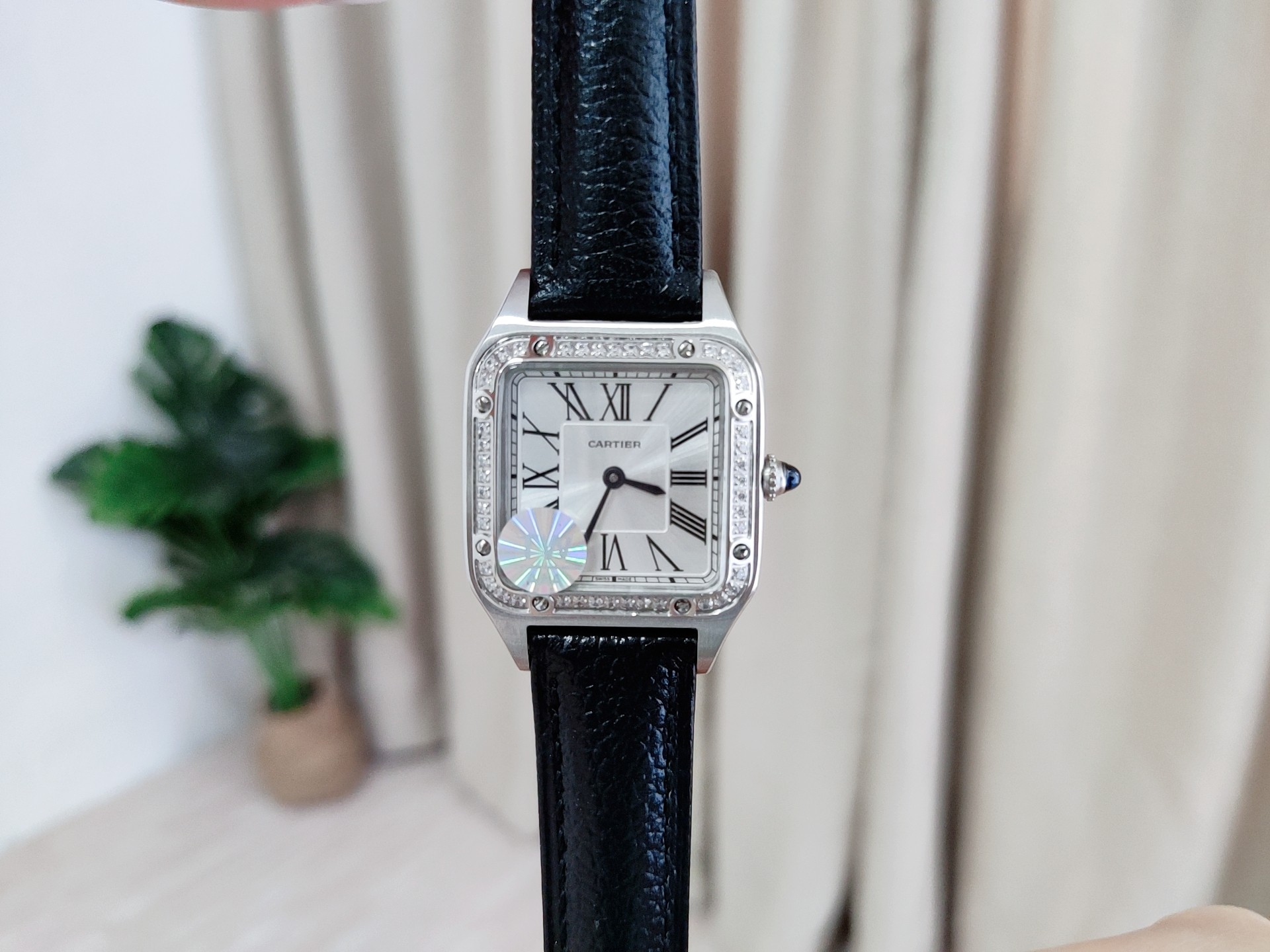 卡地亚 Cartier 山度士Santos-Dumont腕表。最轻的Santos-Dumont系列的设计和Santos家族一脉相承，简单大气采用进口石英机芯，零误差，采用高穿透的钢化水晶玻璃，阳光射线的罗马表盘，采用精致钢蓝针，搭配特别定制的蓝宝石表冠。大号:46.6＊33.9mm 中号：43.5*31.4mm 小号：38*27.5mm 厚度7.3mm