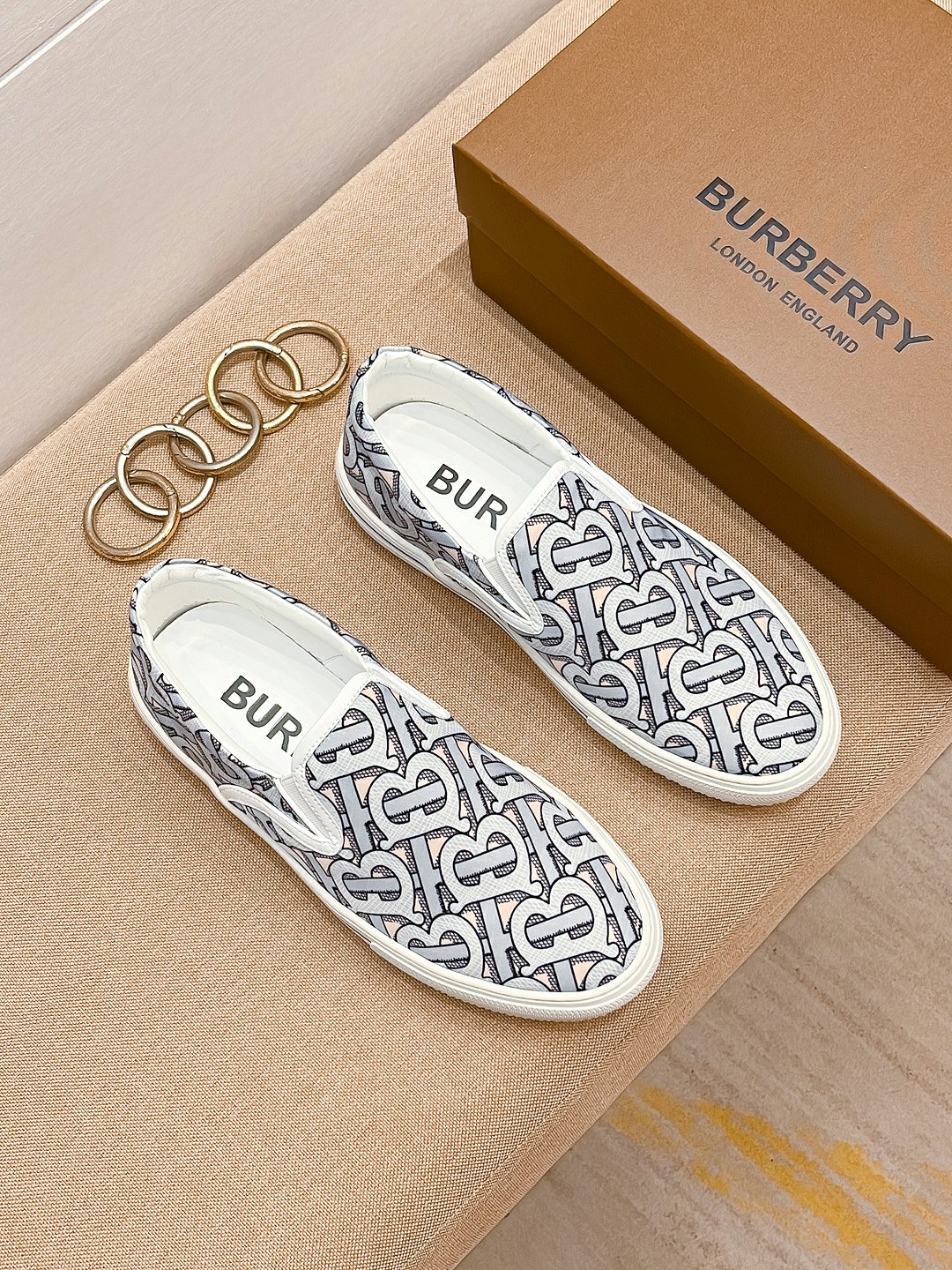 I0 巴宝莉 Burberry 经典休闲鞋2022休闲运动男鞋，懒人套脚板鞋 帆船鞋 全新米兰时装时尚的设计，完美做工，原版复刻 霸气花纹 材质：头层磨砂牛皮柔软舒适，羊皮鞋垫，适合户外青年跑步户外司机驾车鞋 套脚方便 懒人乐福首选原版橡胶耐磨大底，男鞋