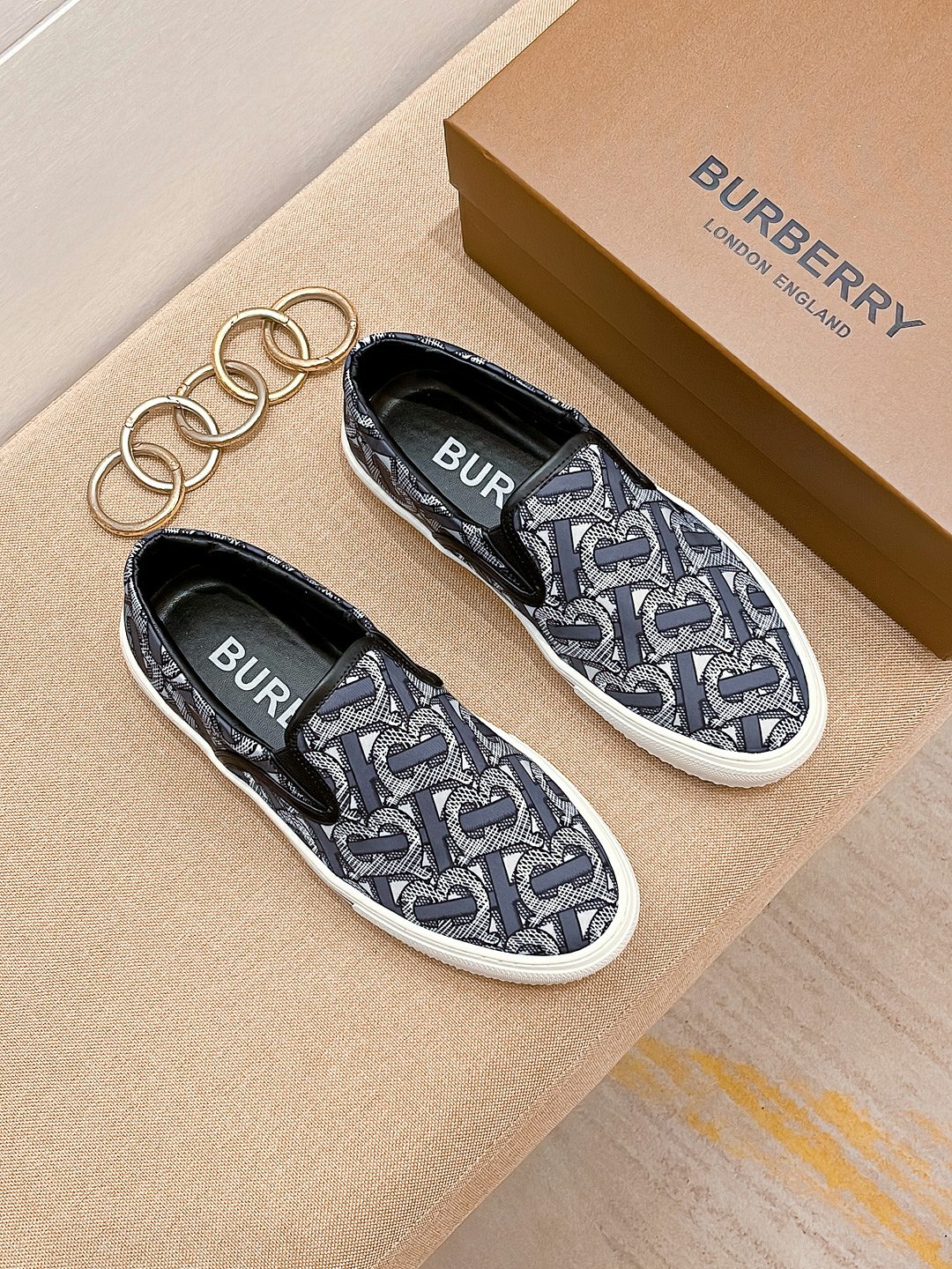 I0 巴宝莉 Burberry 经典休闲鞋2022休闲运动男鞋，懒人套脚板鞋 帆船鞋 全新米兰时装时尚的设计，完美做工，原版复刻 霸气花纹 材质：头层磨砂牛皮柔软舒适，羊皮鞋垫，适合户外青年跑步户外司机驾车鞋 套脚方便 懒人乐福首选原版橡胶耐磨大底，男鞋