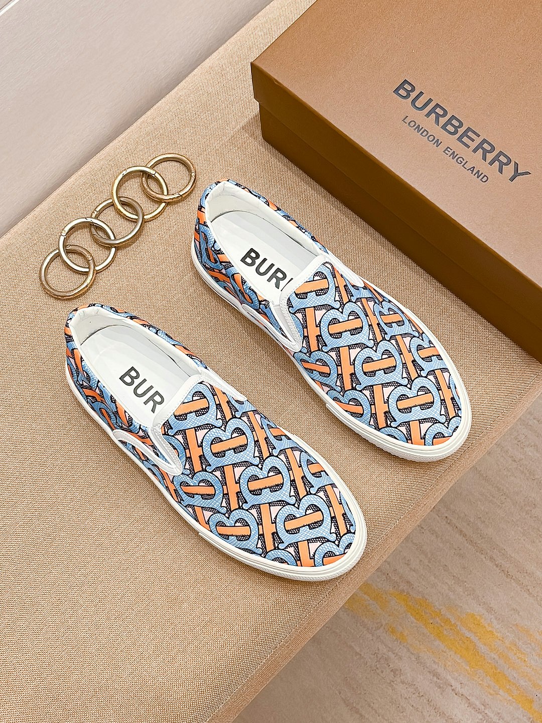 I0 巴宝莉 Burberry 经典休闲鞋2022休闲运动男鞋，懒人套脚板鞋 帆船鞋 全新米兰时装时尚的设计，完美做工，原版复刻 霸气花纹 材质：头层磨砂牛皮柔软舒适，羊皮鞋垫，适合户外青年跑步户外司机驾车鞋 套脚方便 懒人乐福首选原版橡胶耐磨大底，男鞋