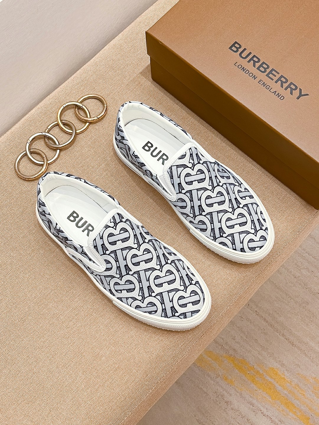 I0 巴宝莉 Burberry 经典休闲鞋2022休闲运动男鞋，懒人套脚板鞋 帆船鞋 全新米兰时装时尚的设计，完美做工，原版复刻 霸气花纹 材质：头层磨砂牛皮柔软舒适，羊皮鞋垫，适合户外青年跑步户外司机驾车鞋 套脚方便 懒人乐福首选原版橡胶耐磨大底，男鞋