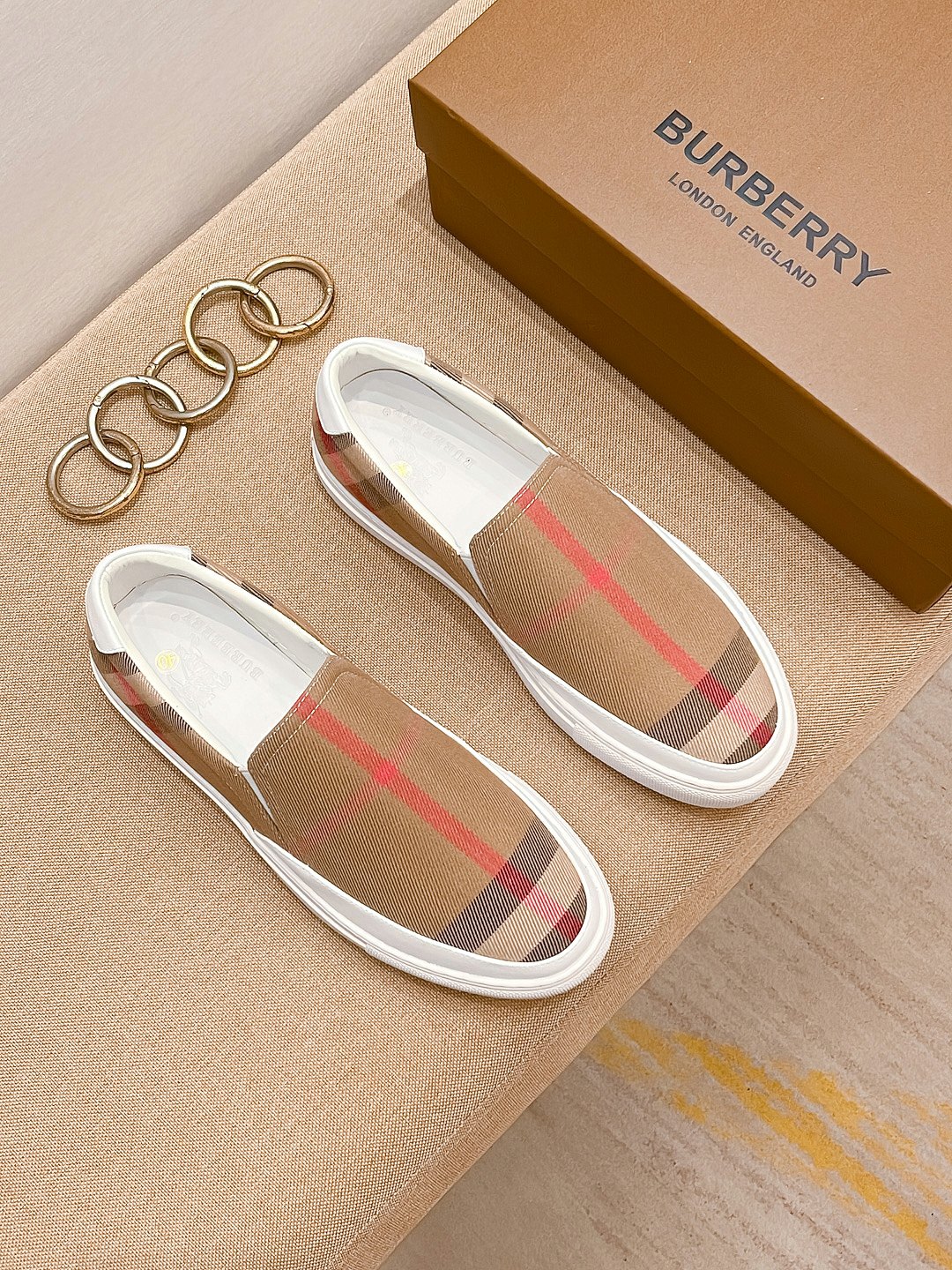 I0 巴宝莉 Burberry 经典休闲鞋2022休闲运动男鞋，懒人套脚板鞋 帆船鞋 全新米兰时装时尚的设计，完美做工，原版复刻 霸气花纹 材质：头层磨砂牛皮柔软舒适，羊皮鞋垫，适合户外青年跑步户外司机驾车鞋 套脚方便 懒人乐福首选原版橡胶耐磨大底，男鞋